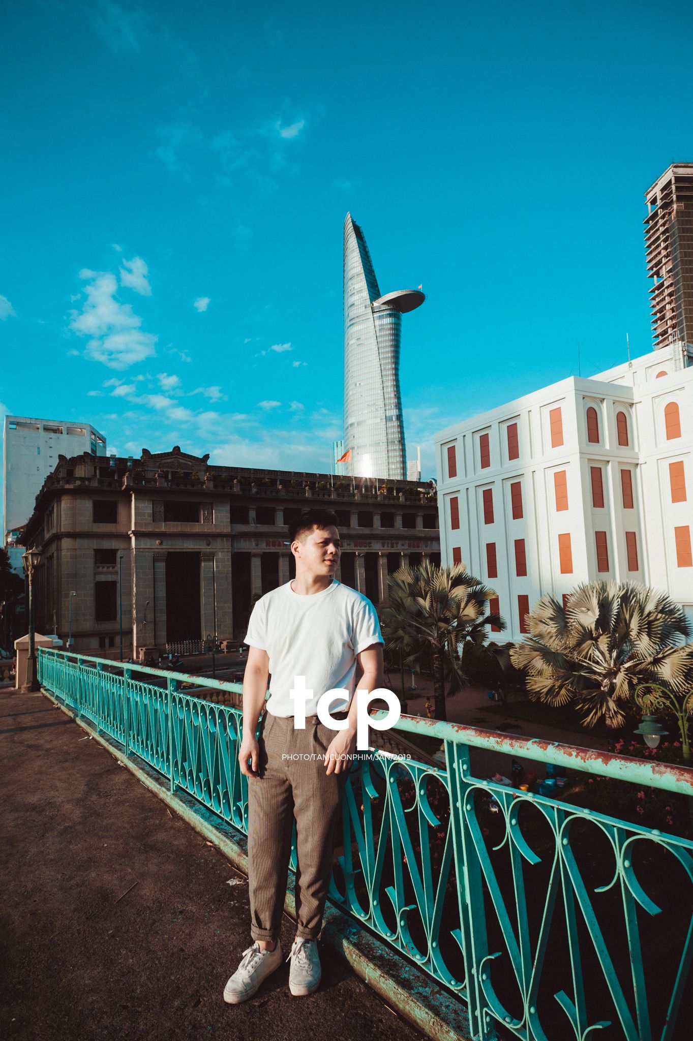 Tám Cuộn Phim - Sắc thái đô thị dưới ánh hoàng hôn