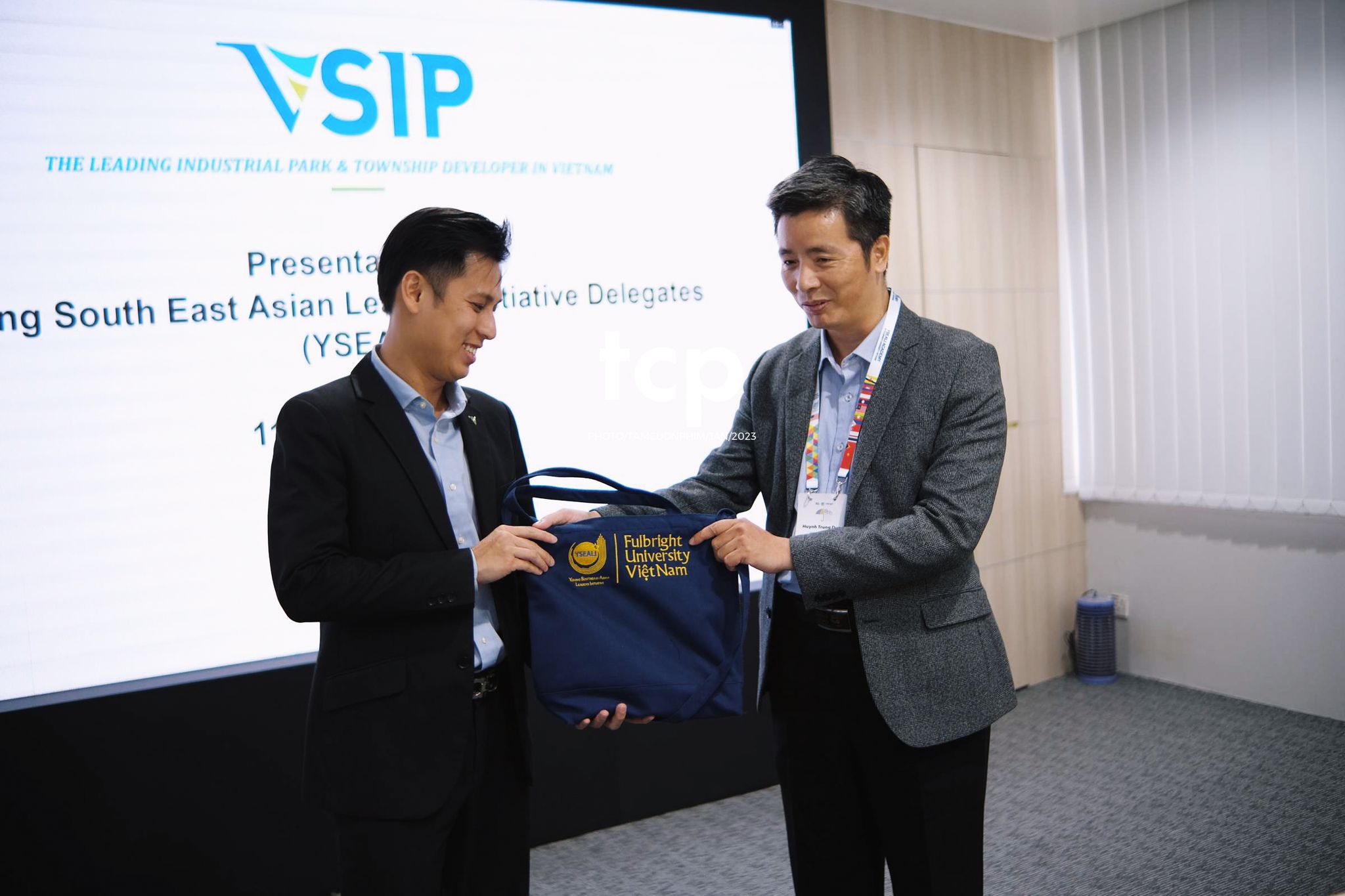 Tám Cuộn Phim - Micro còn trên tay và tiếng vỗ tay bắt đầu vang lên dồn dập