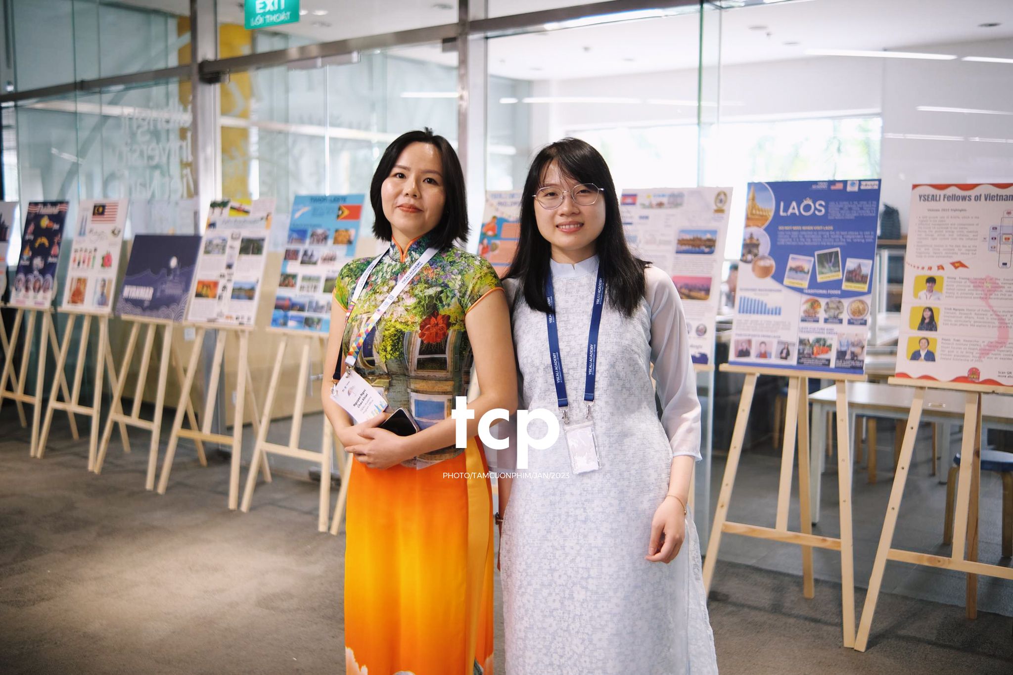 Tám Cuộn Phim - Micro còn trên tay và tiếng vỗ tay bắt đầu vang lên dồn dập