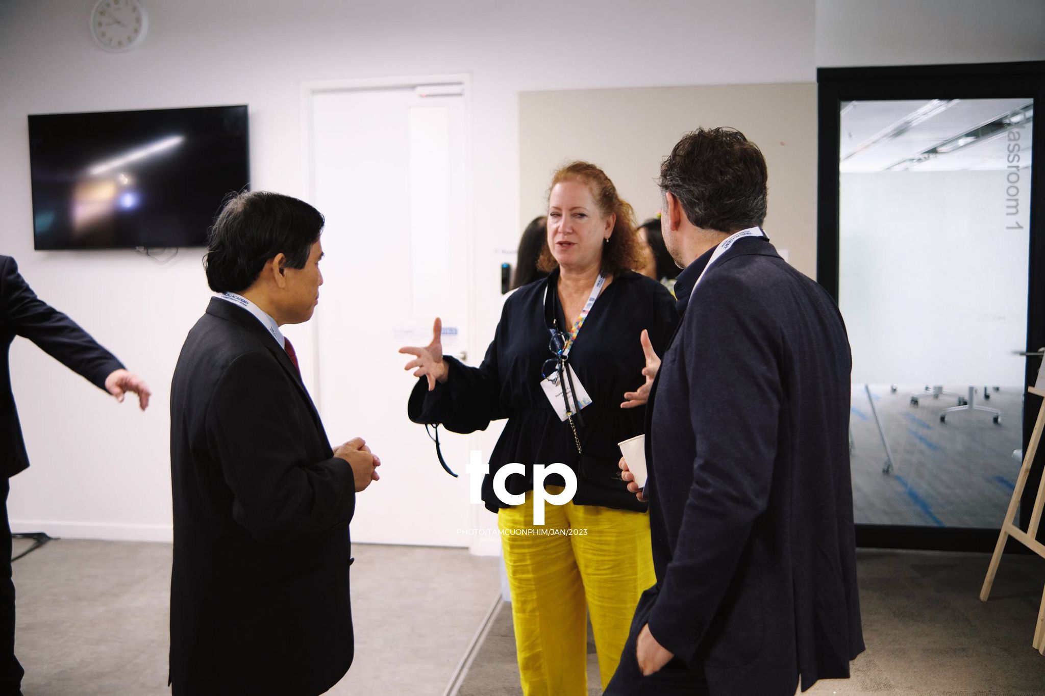 Tám Cuộn Phim - Micro còn trên tay và tiếng vỗ tay bắt đầu vang lên dồn dập