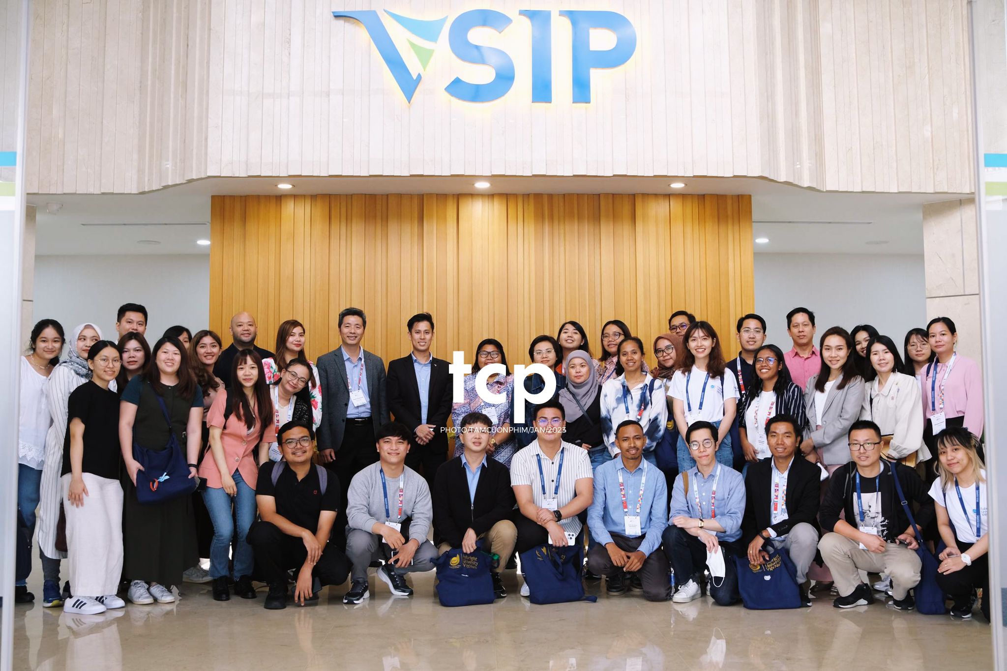 Tám Cuộn Phim - Micro còn trên tay và tiếng vỗ tay bắt đầu vang lên dồn dập