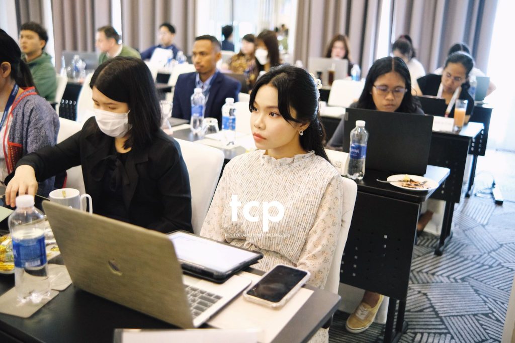 Tám Cuộn Phim - Micro còn trên tay và tiếng vỗ tay bắt đầu vang lên dồn dập