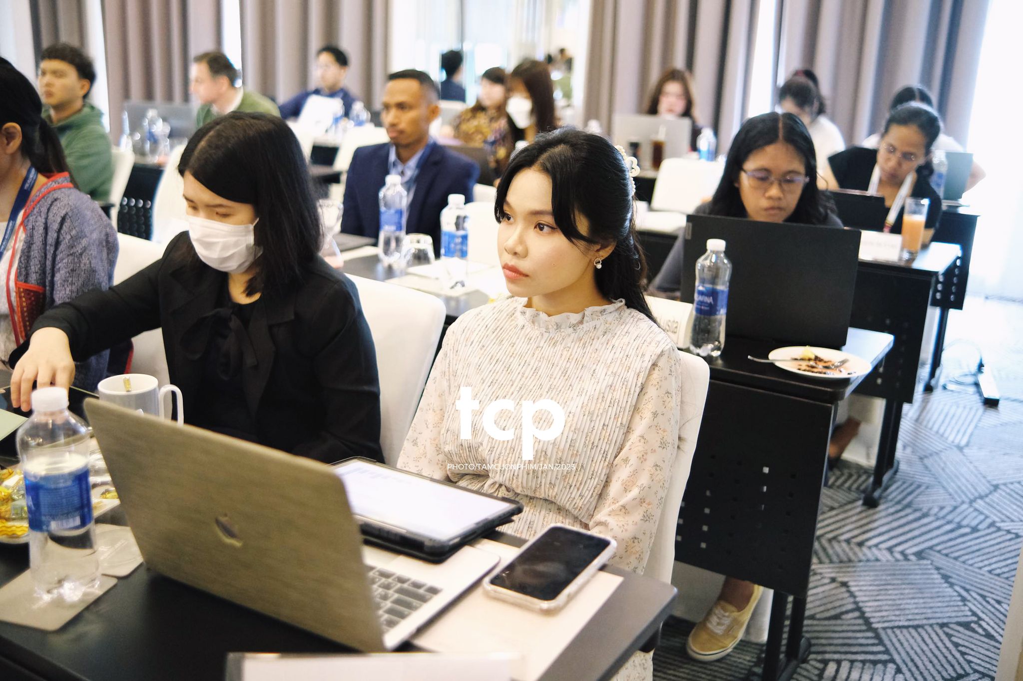 Tám Cuộn Phim - Micro còn trên tay và tiếng vỗ tay bắt đầu vang lên dồn dập