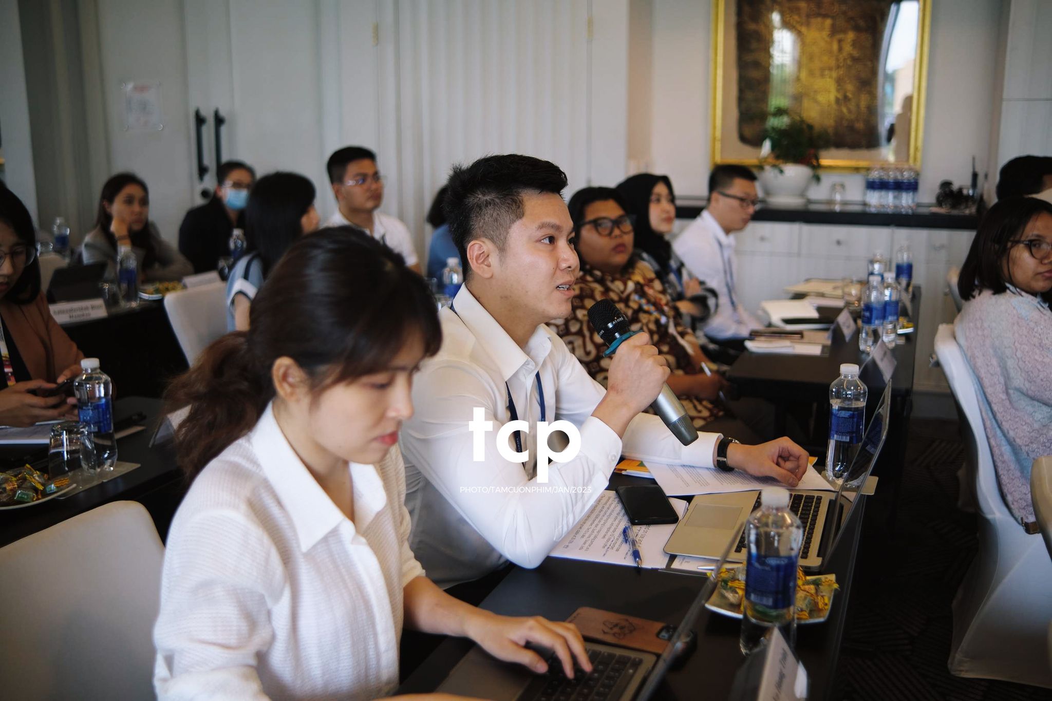 Tám Cuộn Phim - Micro còn trên tay và tiếng vỗ tay bắt đầu vang lên dồn dập