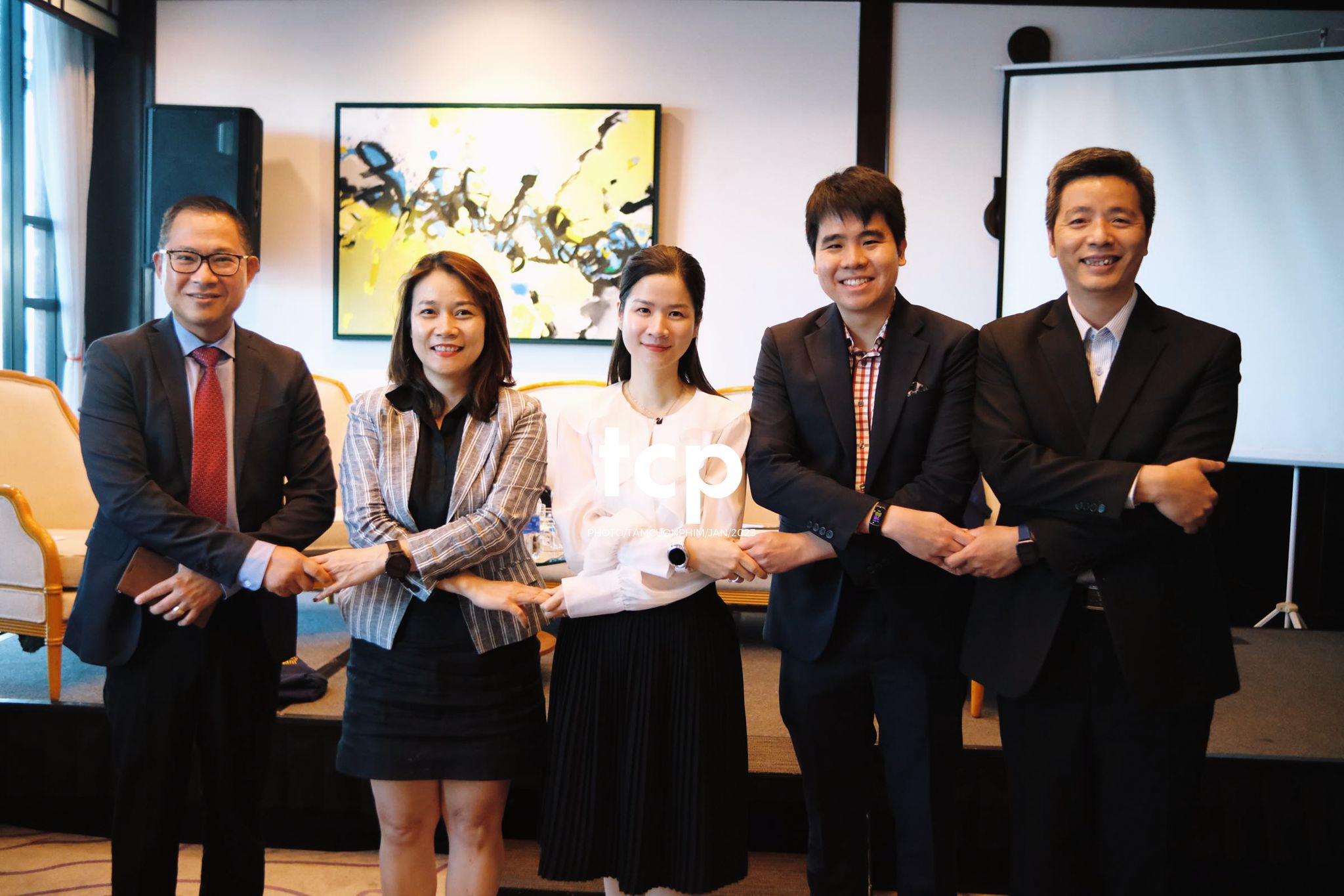 Tám Cuộn Phim - Micro còn trên tay và tiếng vỗ tay bắt đầu vang lên dồn dập