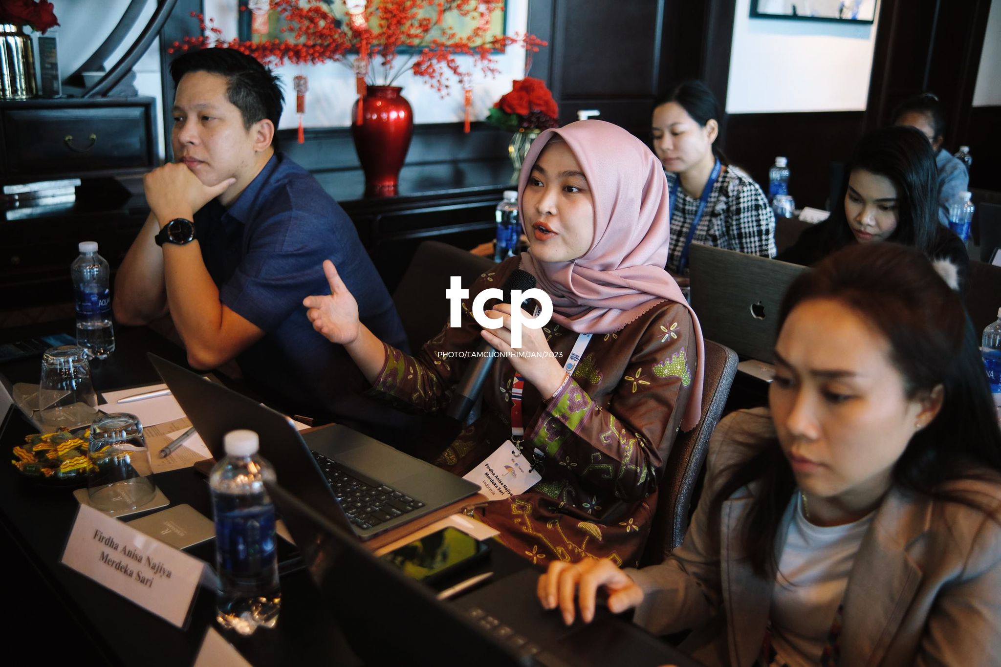 Tám Cuộn Phim - Micro còn trên tay và tiếng vỗ tay bắt đầu vang lên dồn dập