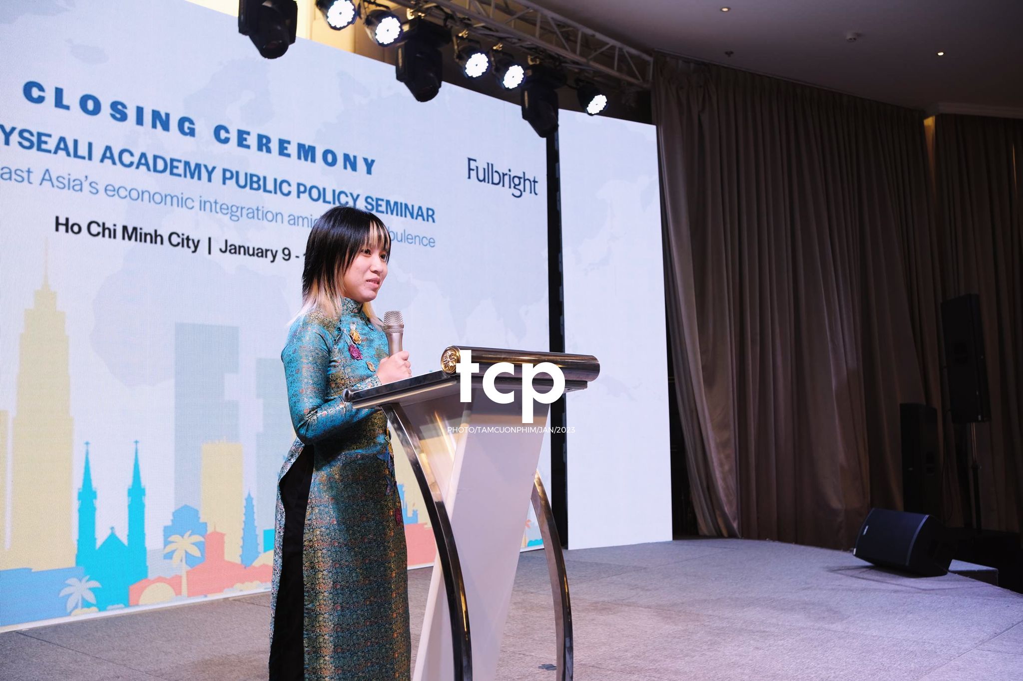 Tám Cuộn Phim - Micro còn trên tay và tiếng vỗ tay bắt đầu vang lên dồn dập