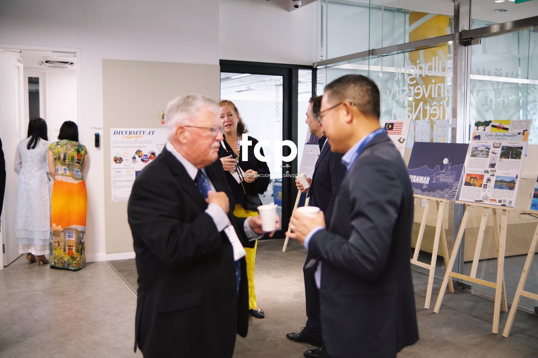 Tám Cuộn Phim - Micro còn trên tay và tiếng vỗ tay bắt đầu vang lên dồn dập