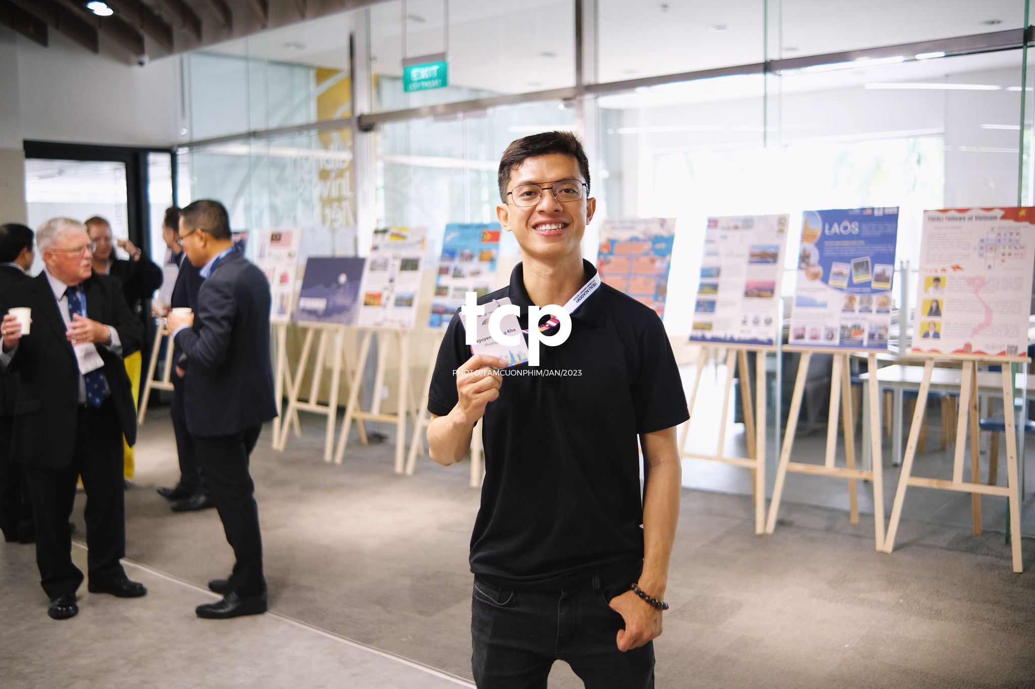 Tám Cuộn Phim - Micro còn trên tay và tiếng vỗ tay bắt đầu vang lên dồn dập