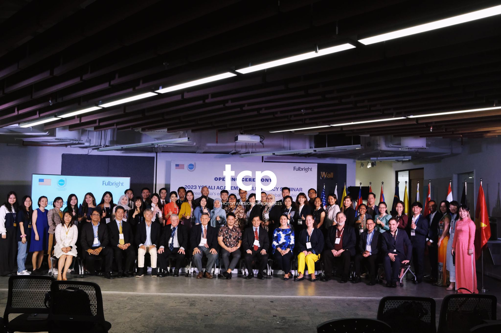 Tám Cuộn Phim - Micro còn trên tay và tiếng vỗ tay bắt đầu vang lên dồn dập