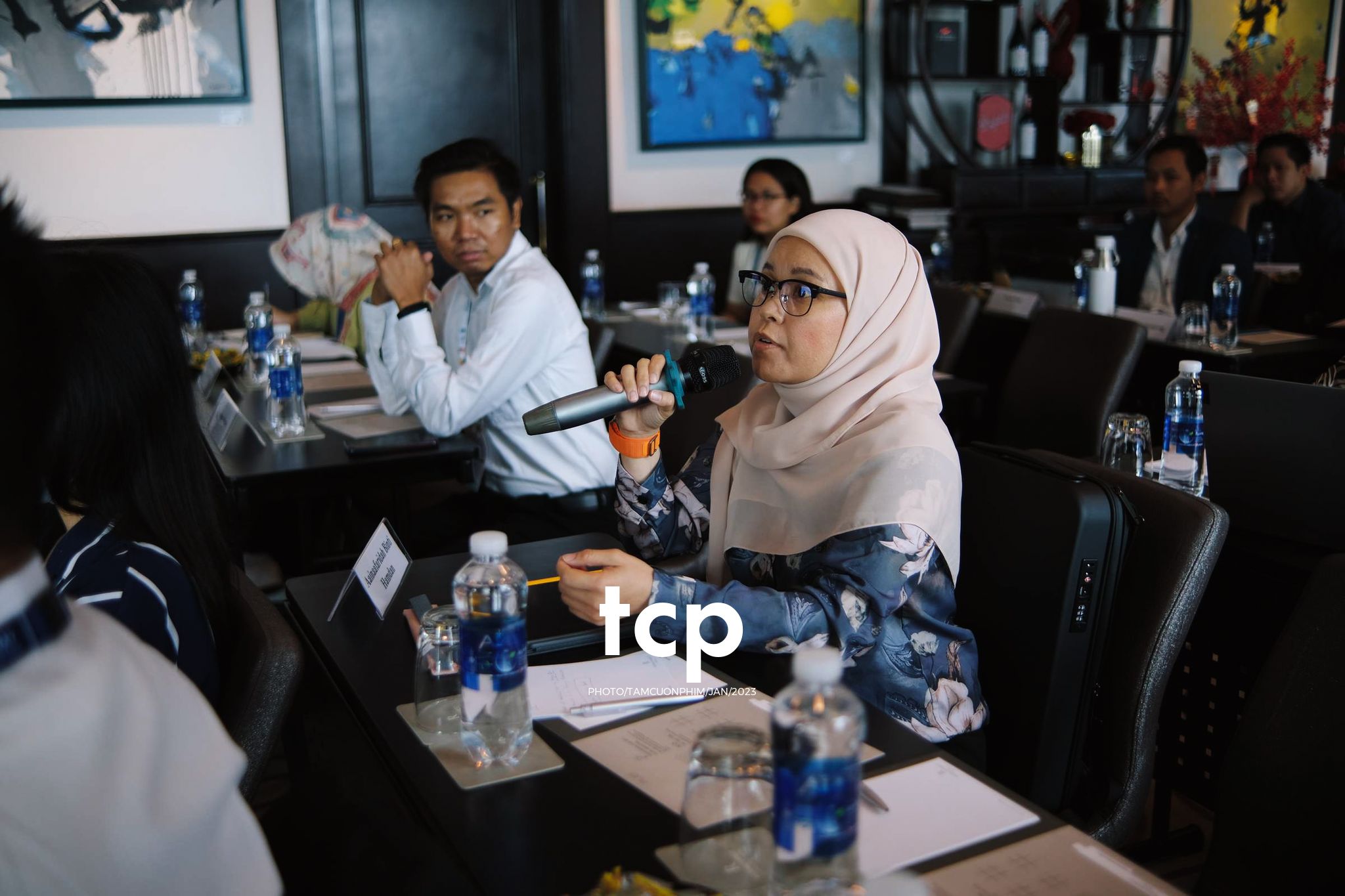 Tám Cuộn Phim - Micro còn trên tay và tiếng vỗ tay bắt đầu vang lên dồn dập