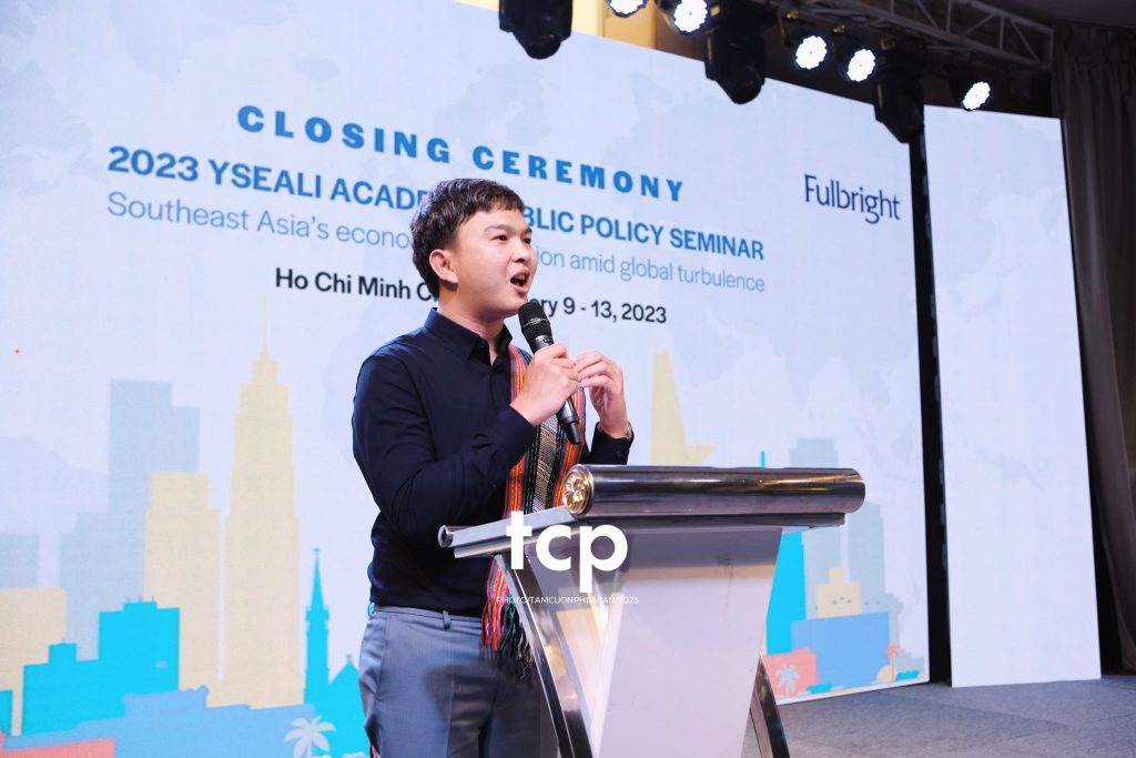Tám Cuộn Phim - Micro còn trên tay và tiếng vỗ tay bắt đầu vang lên dồn dập