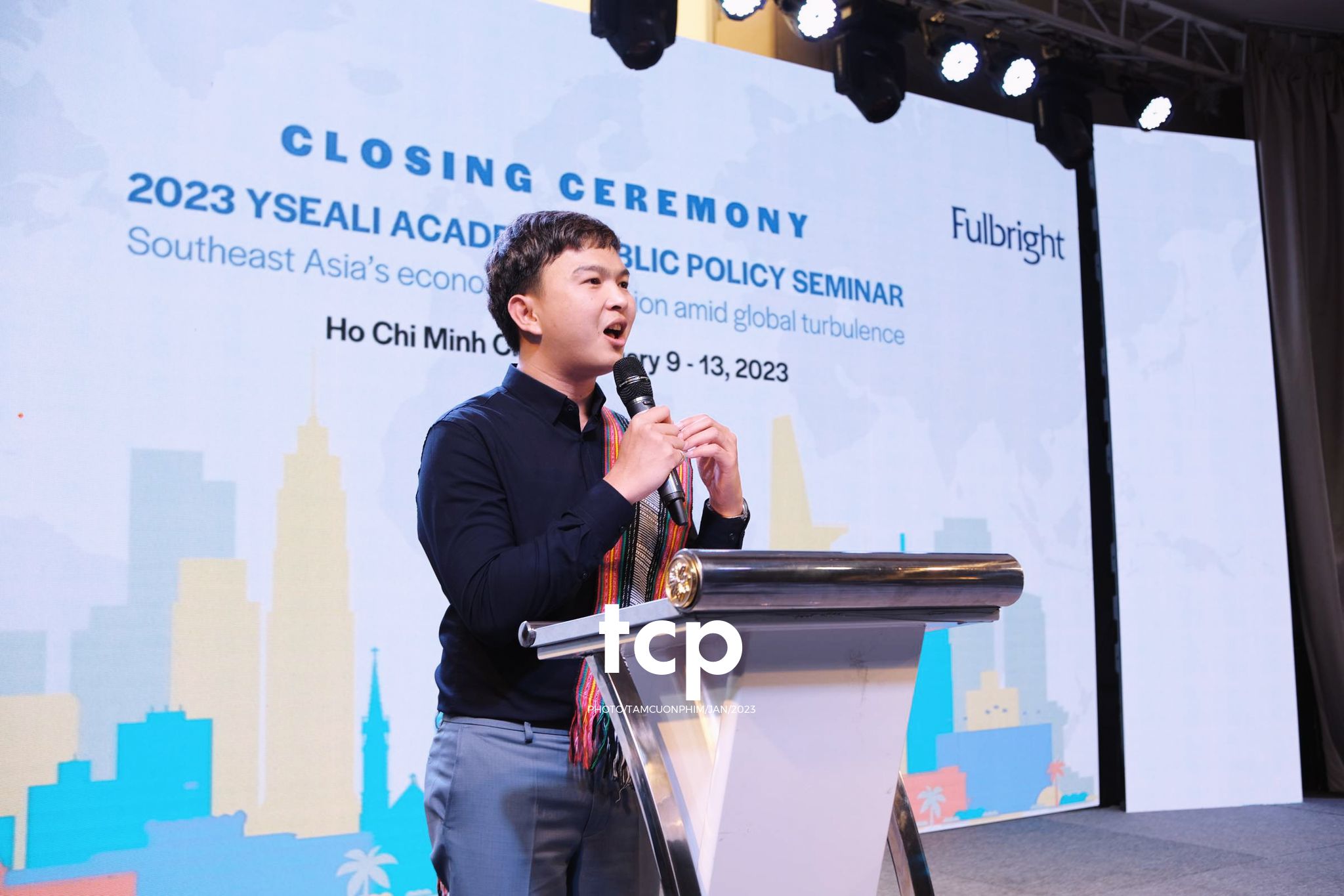 Tám Cuộn Phim - Micro còn trên tay và tiếng vỗ tay bắt đầu vang lên dồn dập