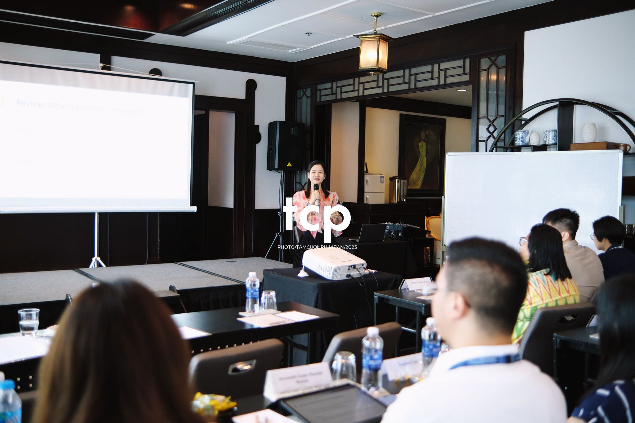 Tám Cuộn Phim - Micro còn trên tay và tiếng vỗ tay bắt đầu vang lên dồn dập