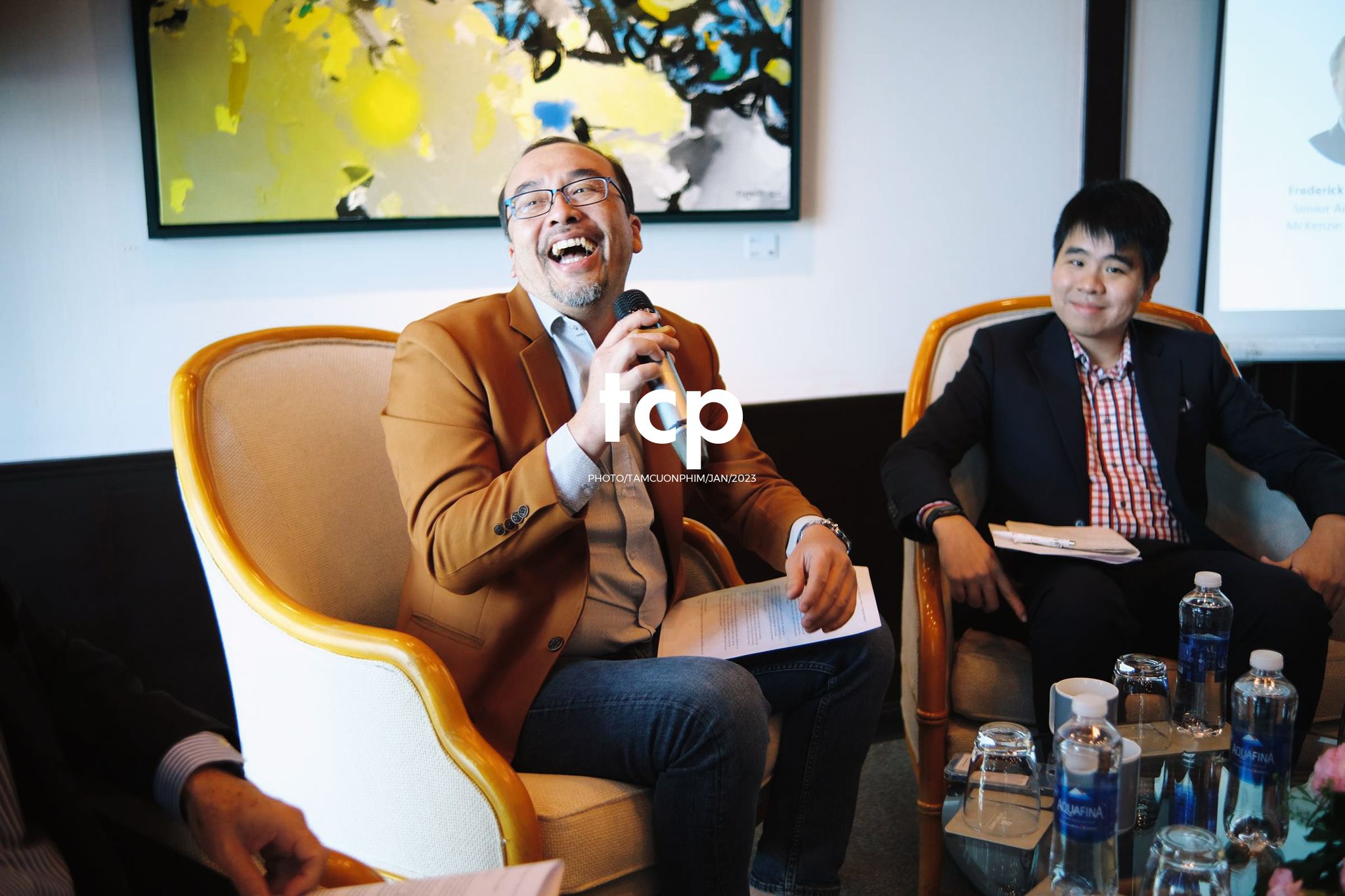 Tám Cuộn Phim - Micro còn trên tay và tiếng vỗ tay bắt đầu vang lên dồn dập