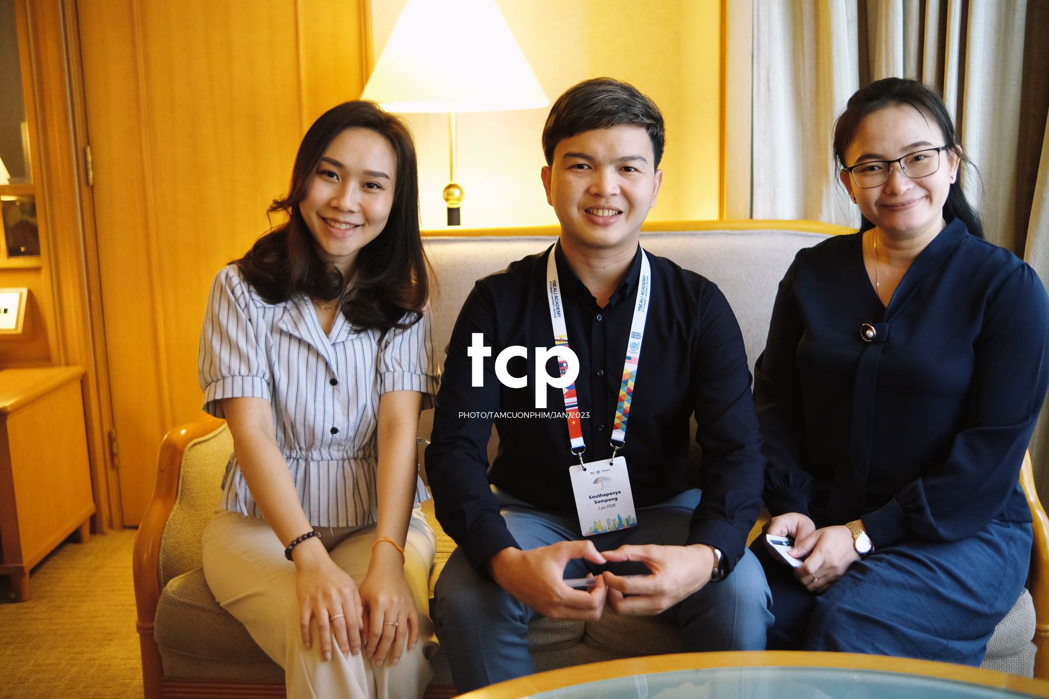 Tám Cuộn Phim - Micro còn trên tay và tiếng vỗ tay bắt đầu vang lên dồn dập