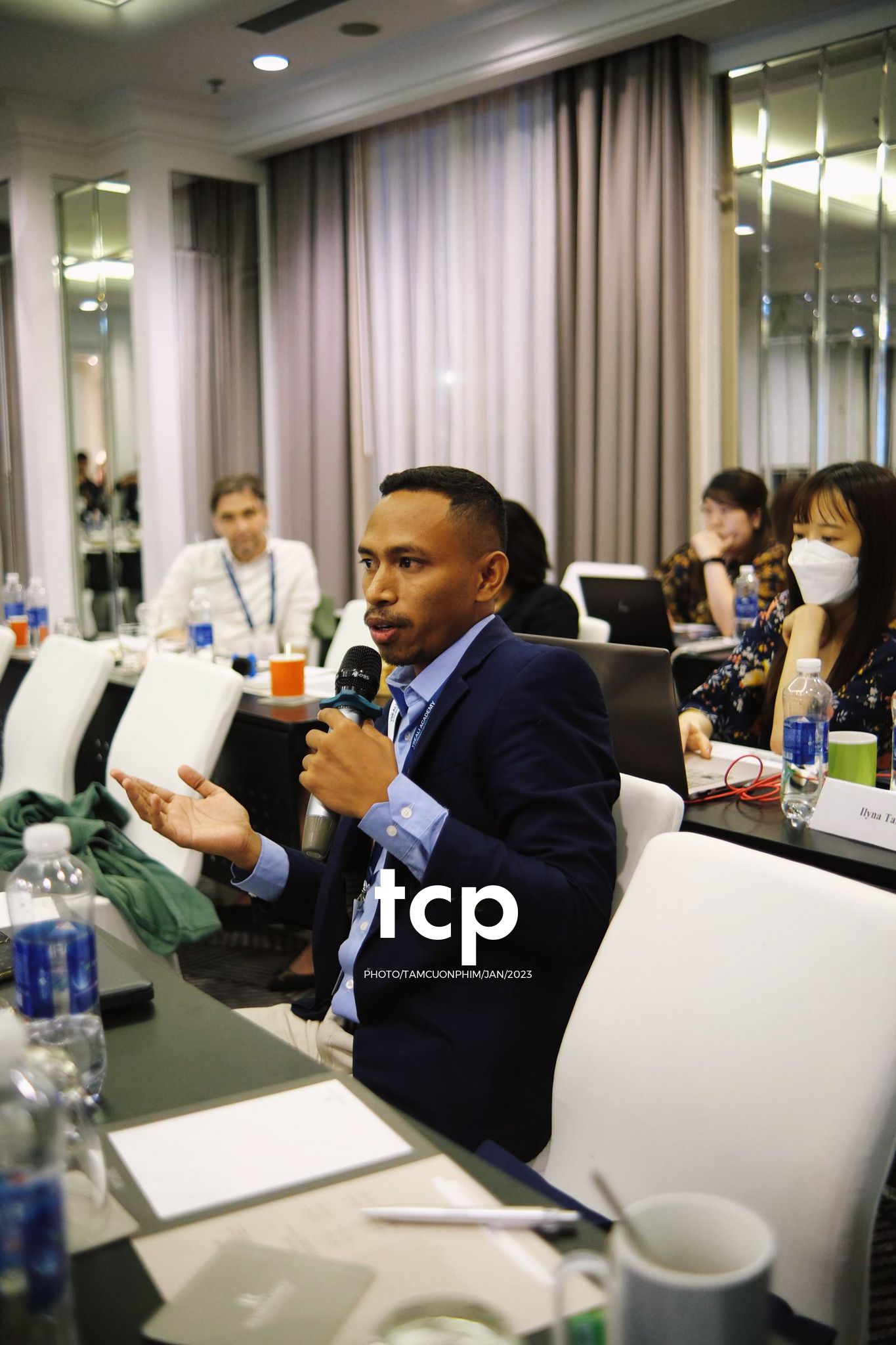 Tám Cuộn Phim - Micro còn trên tay và tiếng vỗ tay bắt đầu vang lên dồn dập