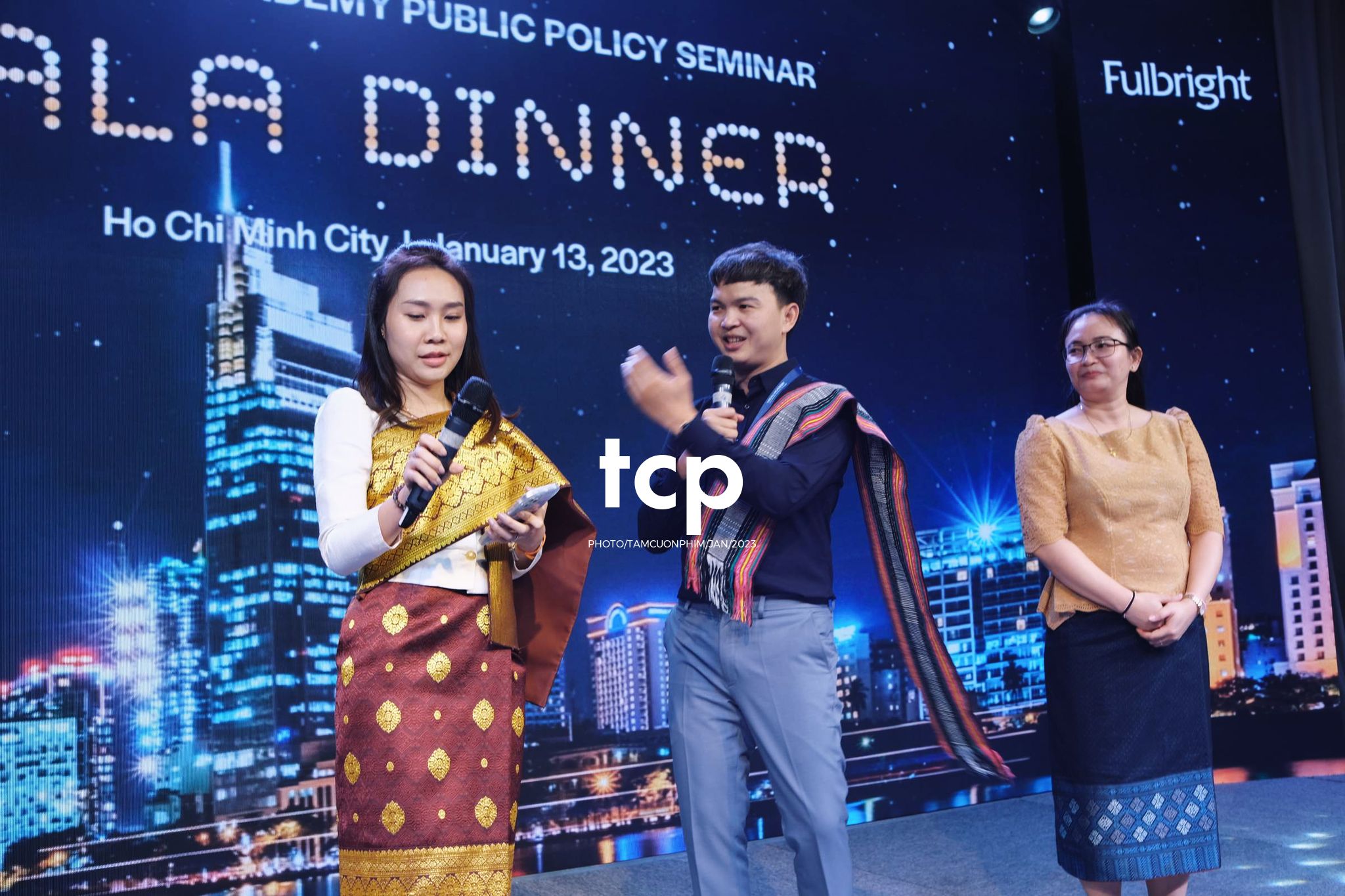 Tám Cuộn Phim - Micro còn trên tay và tiếng vỗ tay bắt đầu vang lên dồn dập