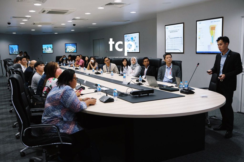 Tám Cuộn Phim - Micro còn trên tay và tiếng vỗ tay bắt đầu vang lên dồn dập