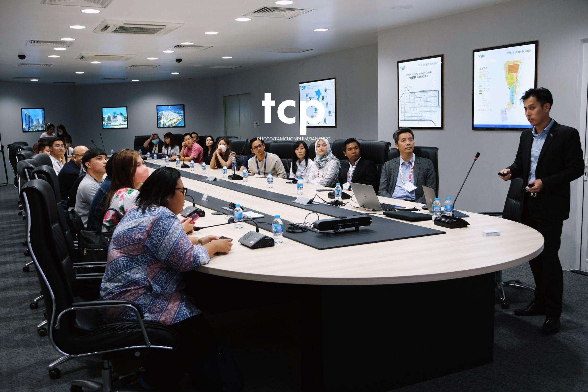 Tám Cuộn Phim - Micro còn trên tay và tiếng vỗ tay bắt đầu vang lên dồn dập