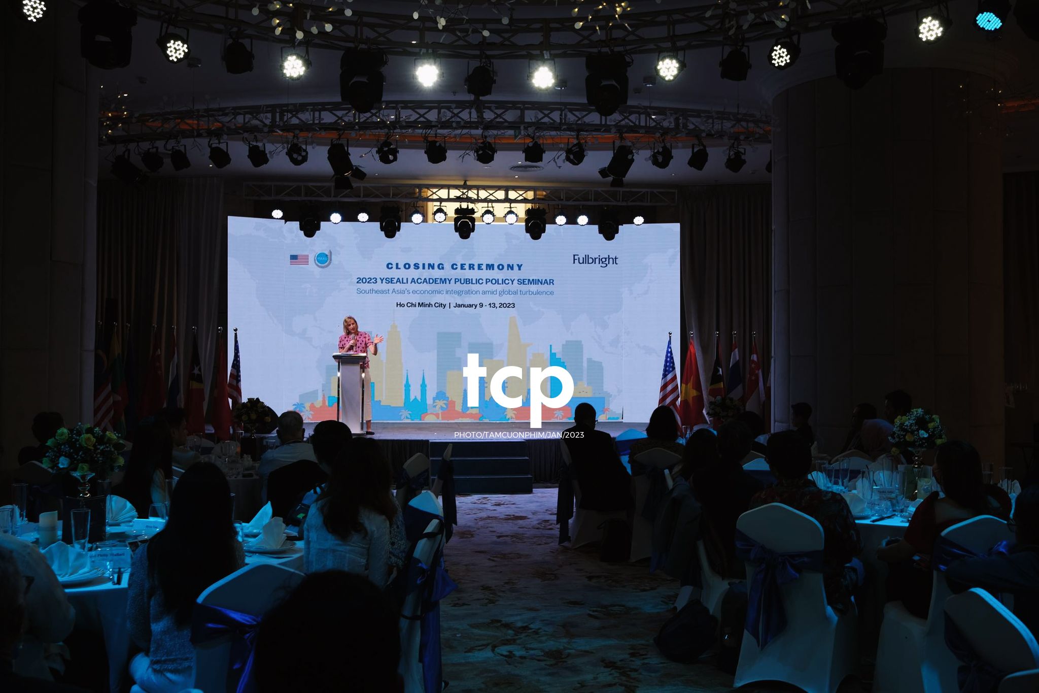 Tám Cuộn Phim - Micro còn trên tay và tiếng vỗ tay bắt đầu vang lên dồn dập