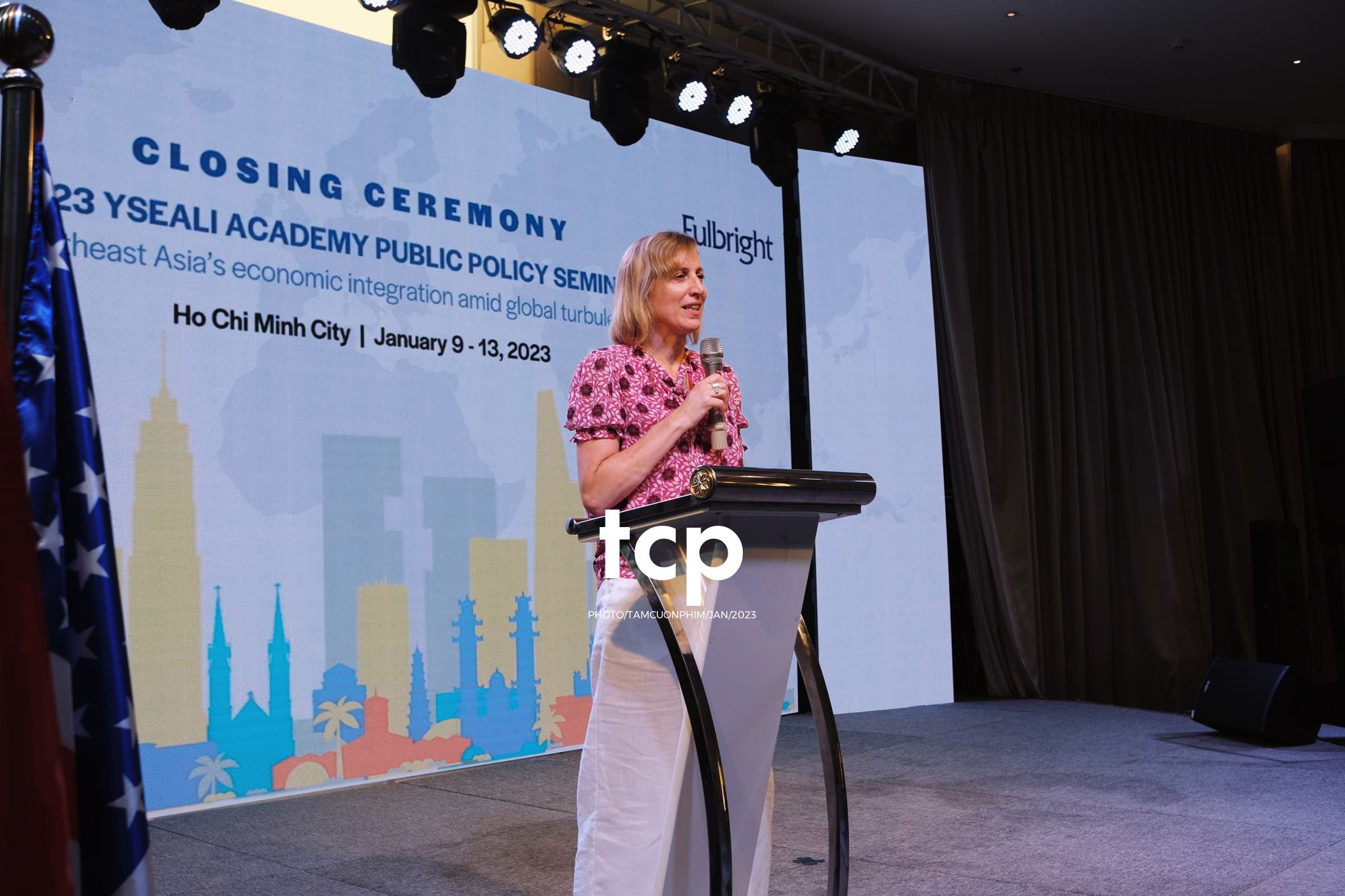 Tám Cuộn Phim - Micro còn trên tay và tiếng vỗ tay bắt đầu vang lên dồn dập