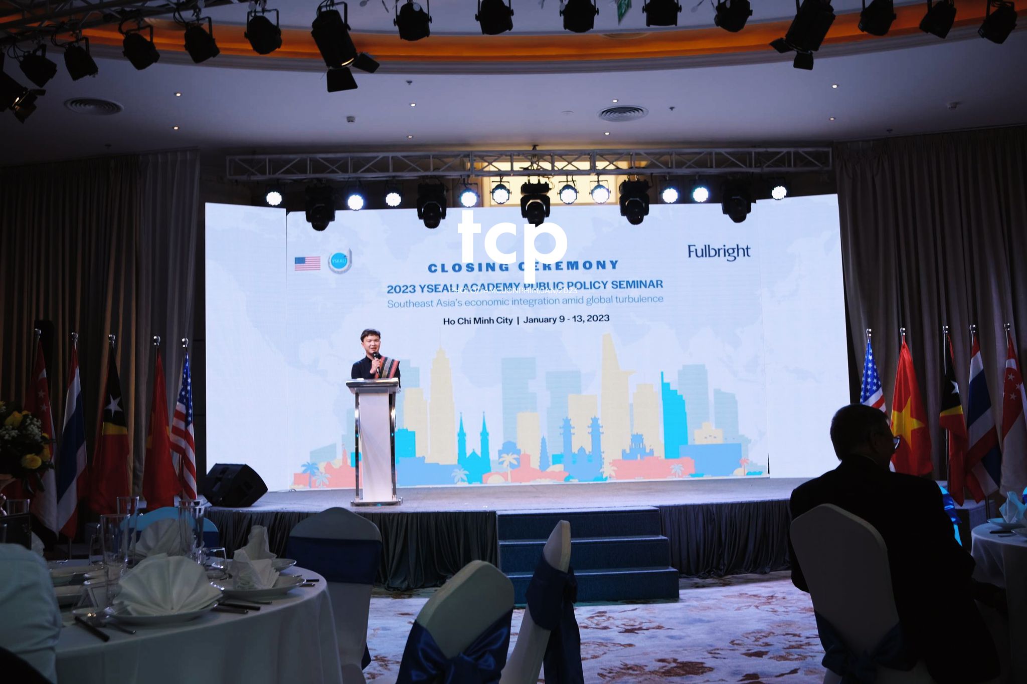 Tám Cuộn Phim - Micro còn trên tay và tiếng vỗ tay bắt đầu vang lên dồn dập