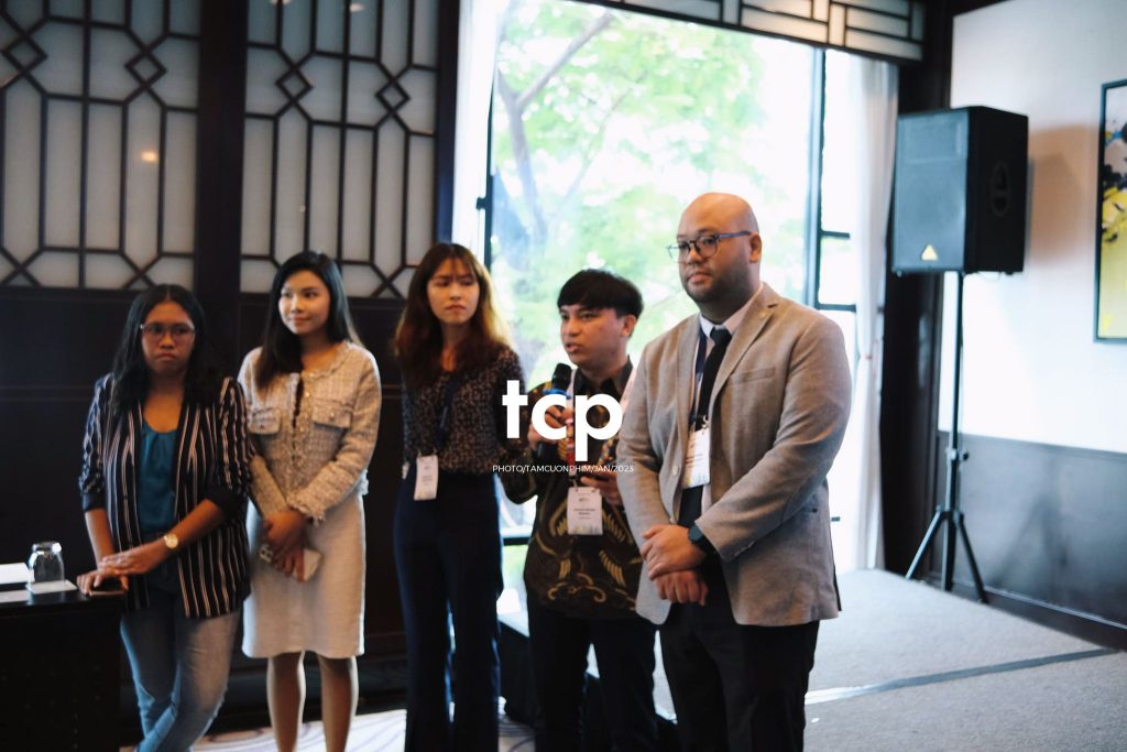 Tám Cuộn Phim - Micro còn trên tay và tiếng vỗ tay bắt đầu vang lên dồn dập