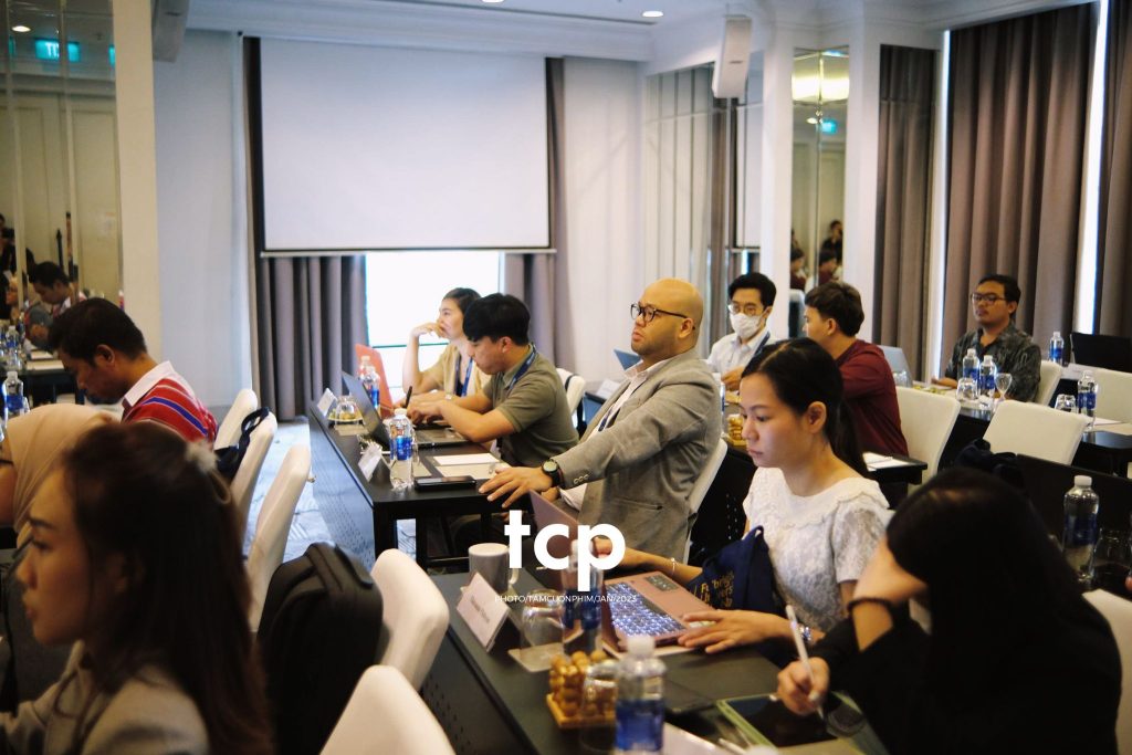 Tám Cuộn Phim - Micro còn trên tay và tiếng vỗ tay bắt đầu vang lên dồn dập