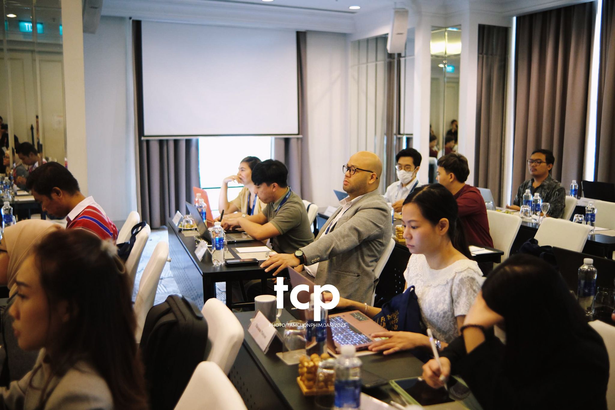 Tám Cuộn Phim - Micro còn trên tay và tiếng vỗ tay bắt đầu vang lên dồn dập