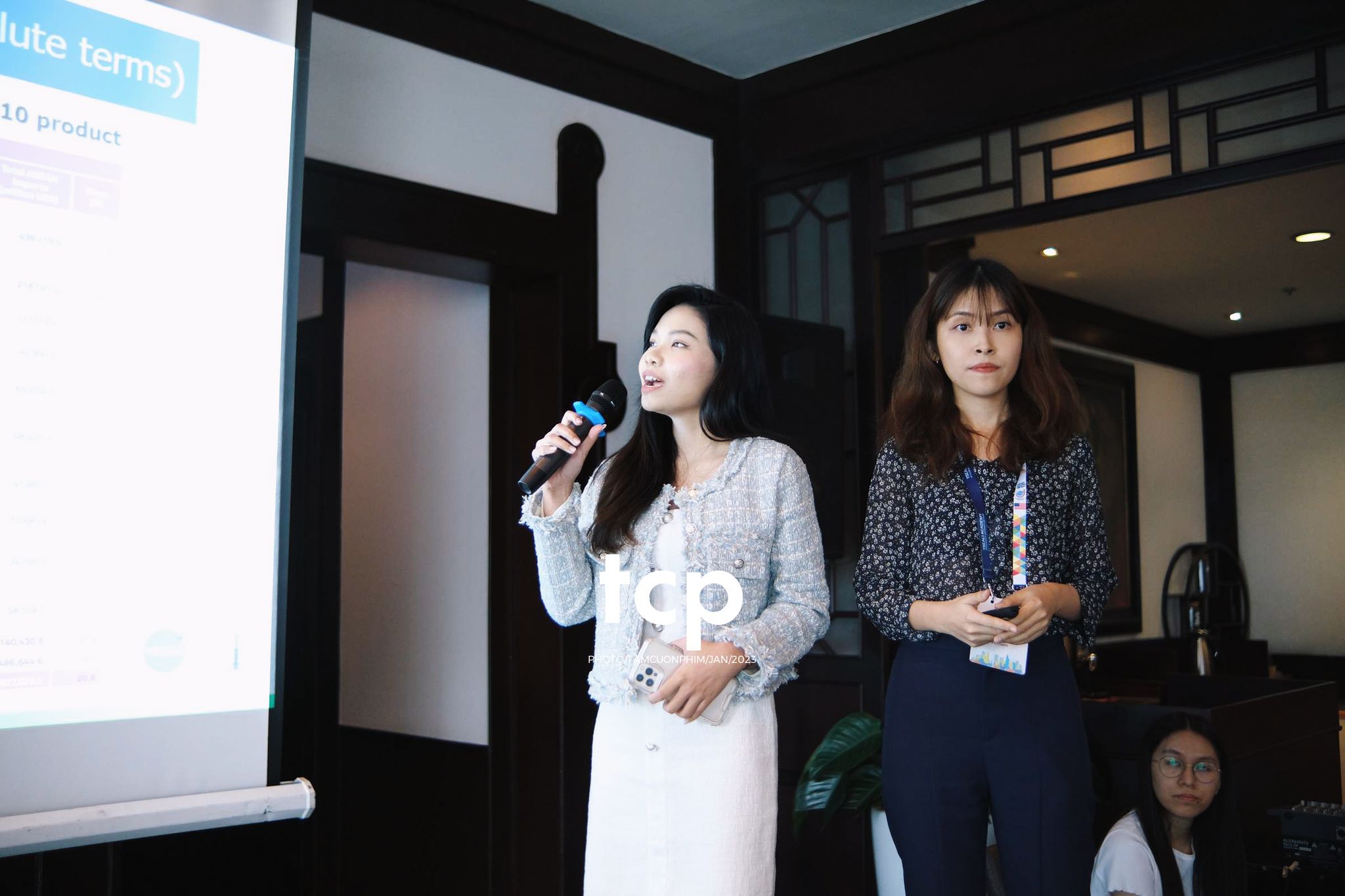 Tám Cuộn Phim - Micro còn trên tay và tiếng vỗ tay bắt đầu vang lên dồn dập