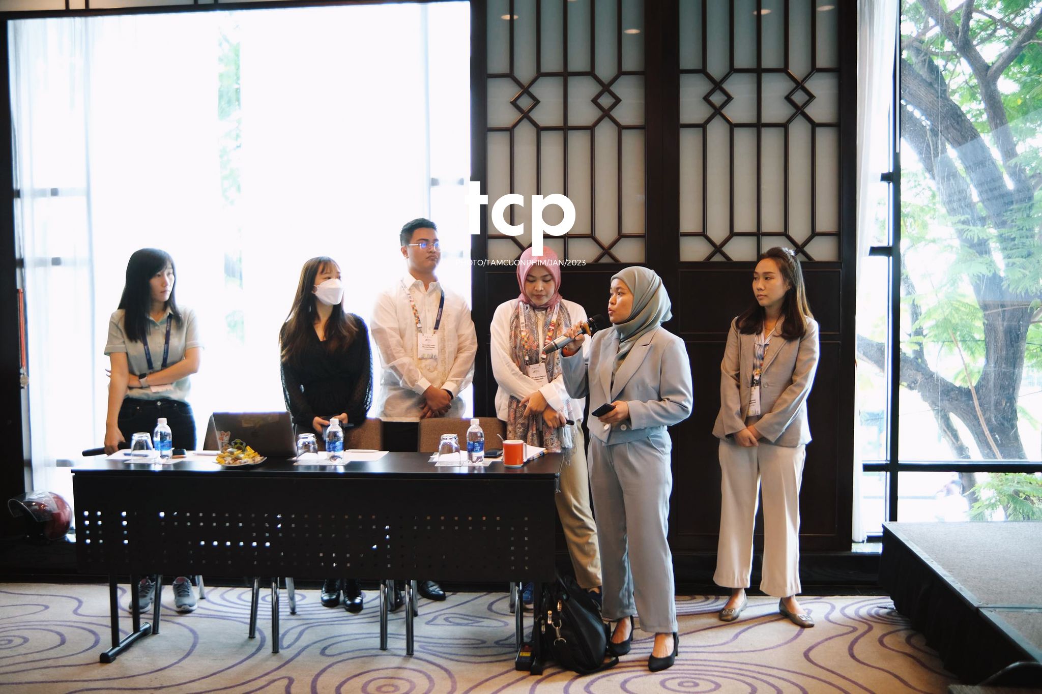 Tám Cuộn Phim - Micro còn trên tay và tiếng vỗ tay bắt đầu vang lên dồn dập