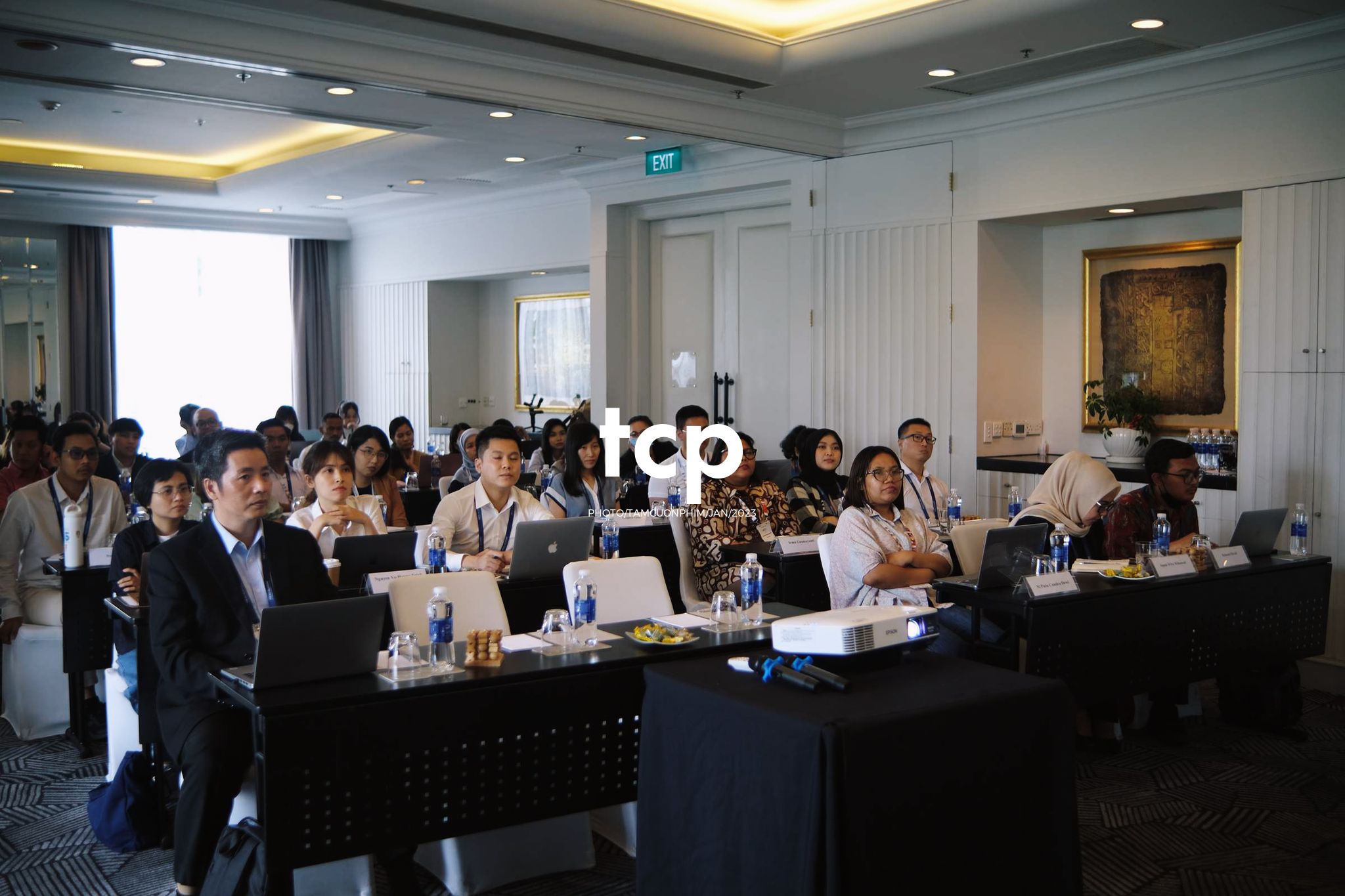 Tám Cuộn Phim - Micro còn trên tay và tiếng vỗ tay bắt đầu vang lên dồn dập