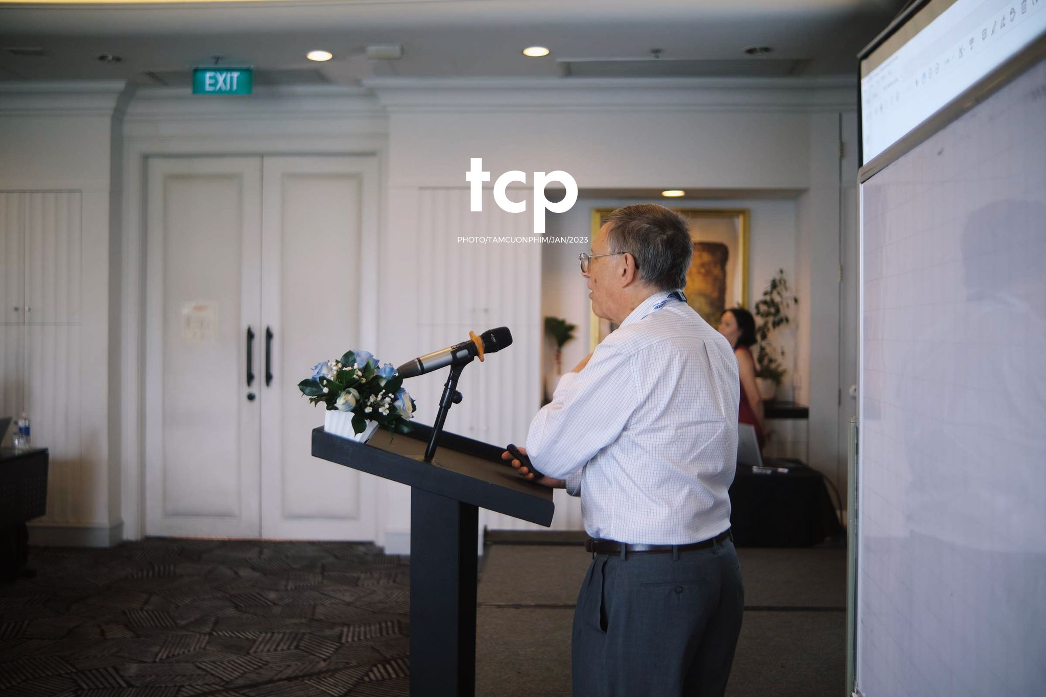 Tám Cuộn Phim - Micro còn trên tay và tiếng vỗ tay bắt đầu vang lên dồn dập