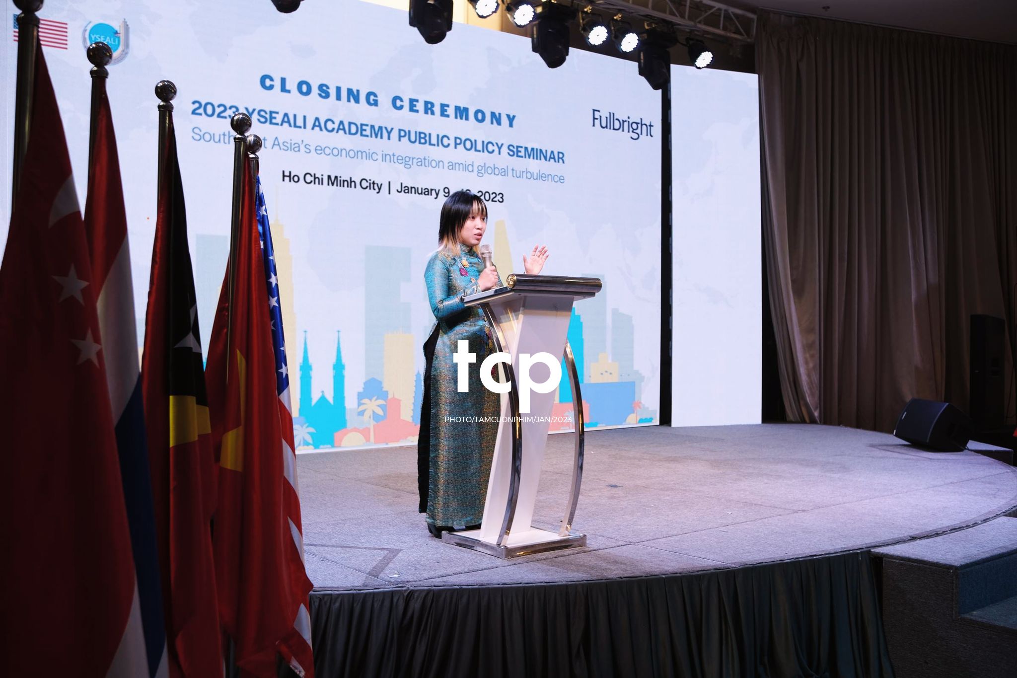 Tám Cuộn Phim - Micro còn trên tay và tiếng vỗ tay bắt đầu vang lên dồn dập