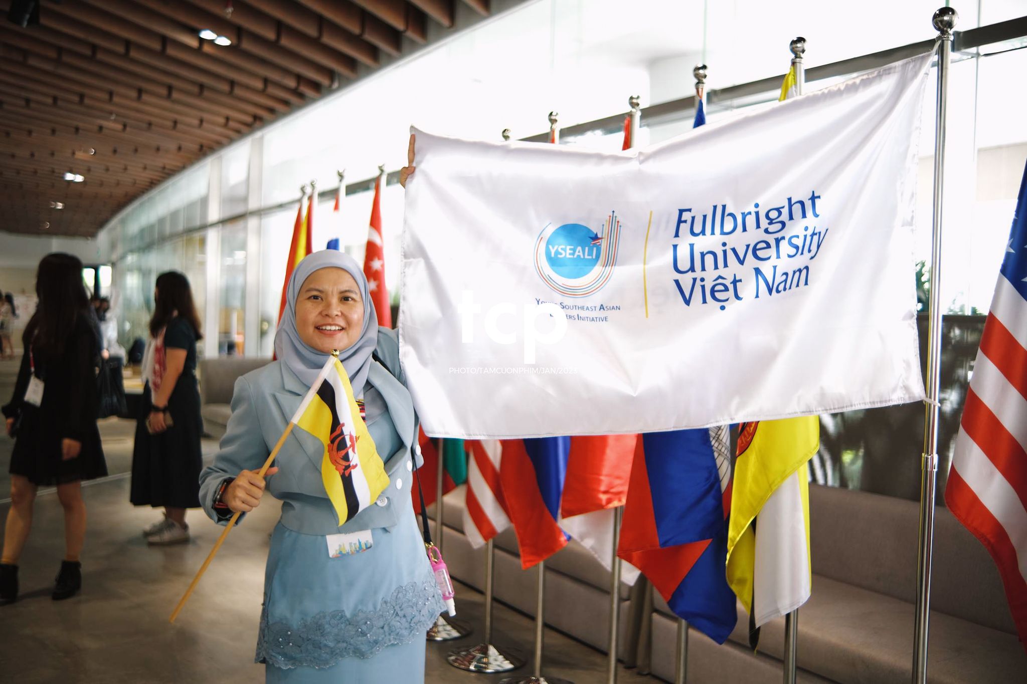 Tám Cuộn Phim - Micro còn trên tay và tiếng vỗ tay bắt đầu vang lên dồn dập