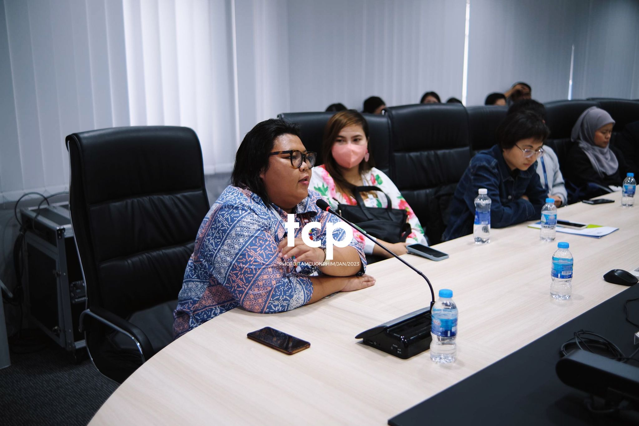 Tám Cuộn Phim - Micro còn trên tay và tiếng vỗ tay bắt đầu vang lên dồn dập