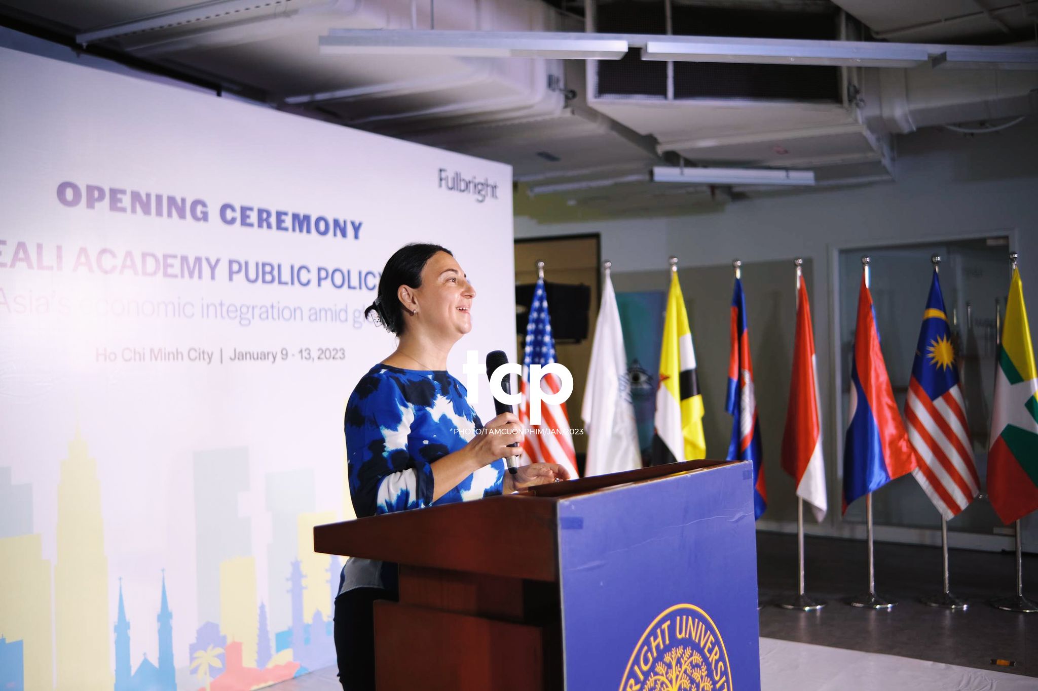 Tám Cuộn Phim - Micro còn trên tay và tiếng vỗ tay bắt đầu vang lên dồn dập