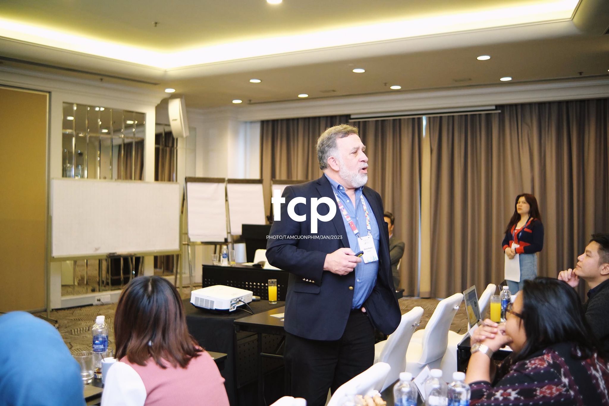 Tám Cuộn Phim - Micro còn trên tay và tiếng vỗ tay bắt đầu vang lên dồn dập