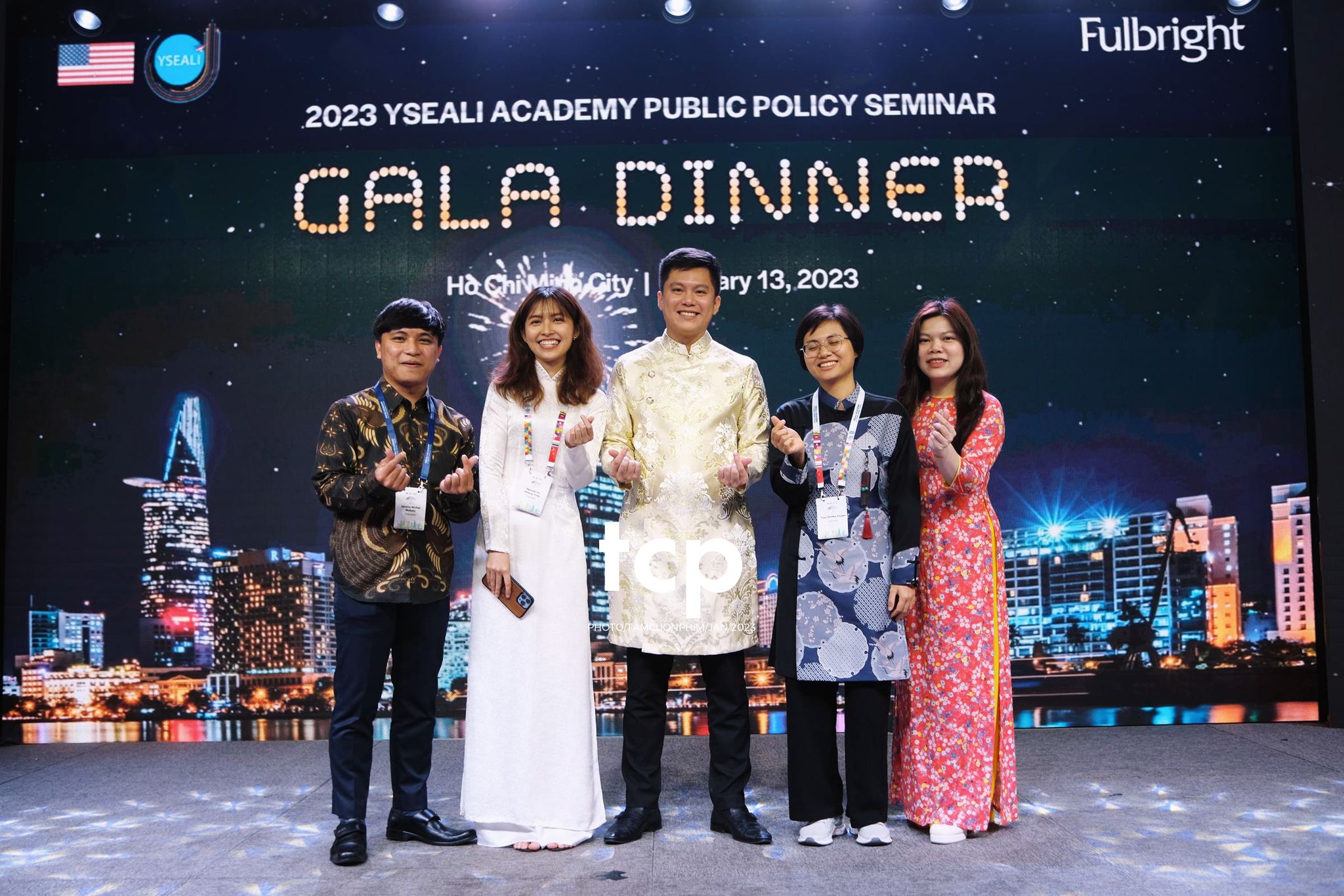 Tám Cuộn Phim - Micro còn trên tay và tiếng vỗ tay bắt đầu vang lên dồn dập