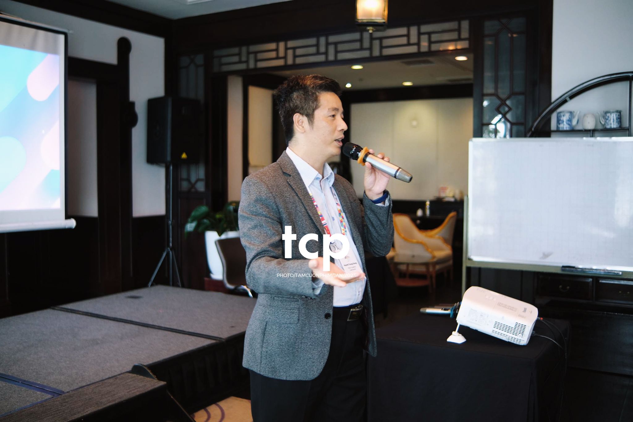 Tám Cuộn Phim - Micro còn trên tay và tiếng vỗ tay bắt đầu vang lên dồn dập