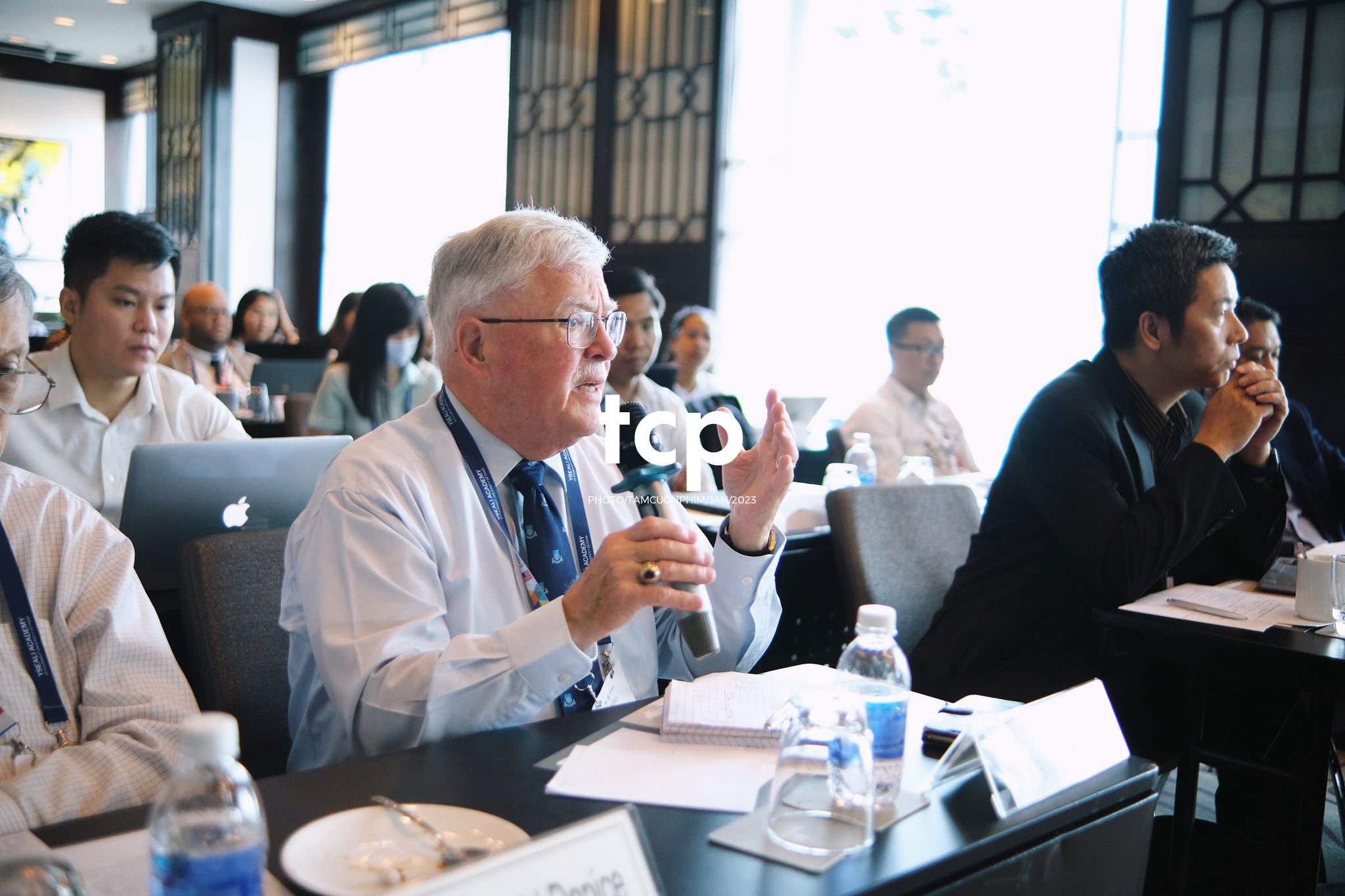 Tám Cuộn Phim - Micro còn trên tay và tiếng vỗ tay bắt đầu vang lên dồn dập