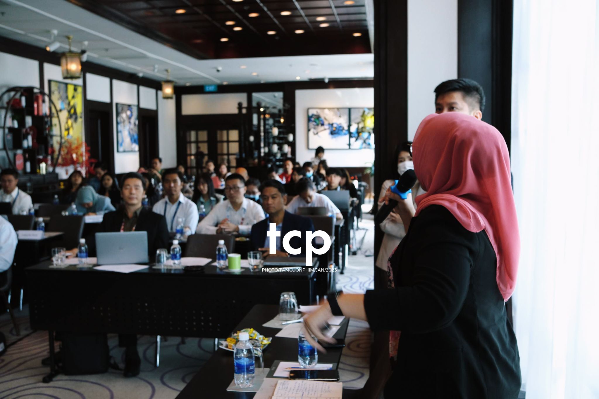 Tám Cuộn Phim - Micro còn trên tay và tiếng vỗ tay bắt đầu vang lên dồn dập