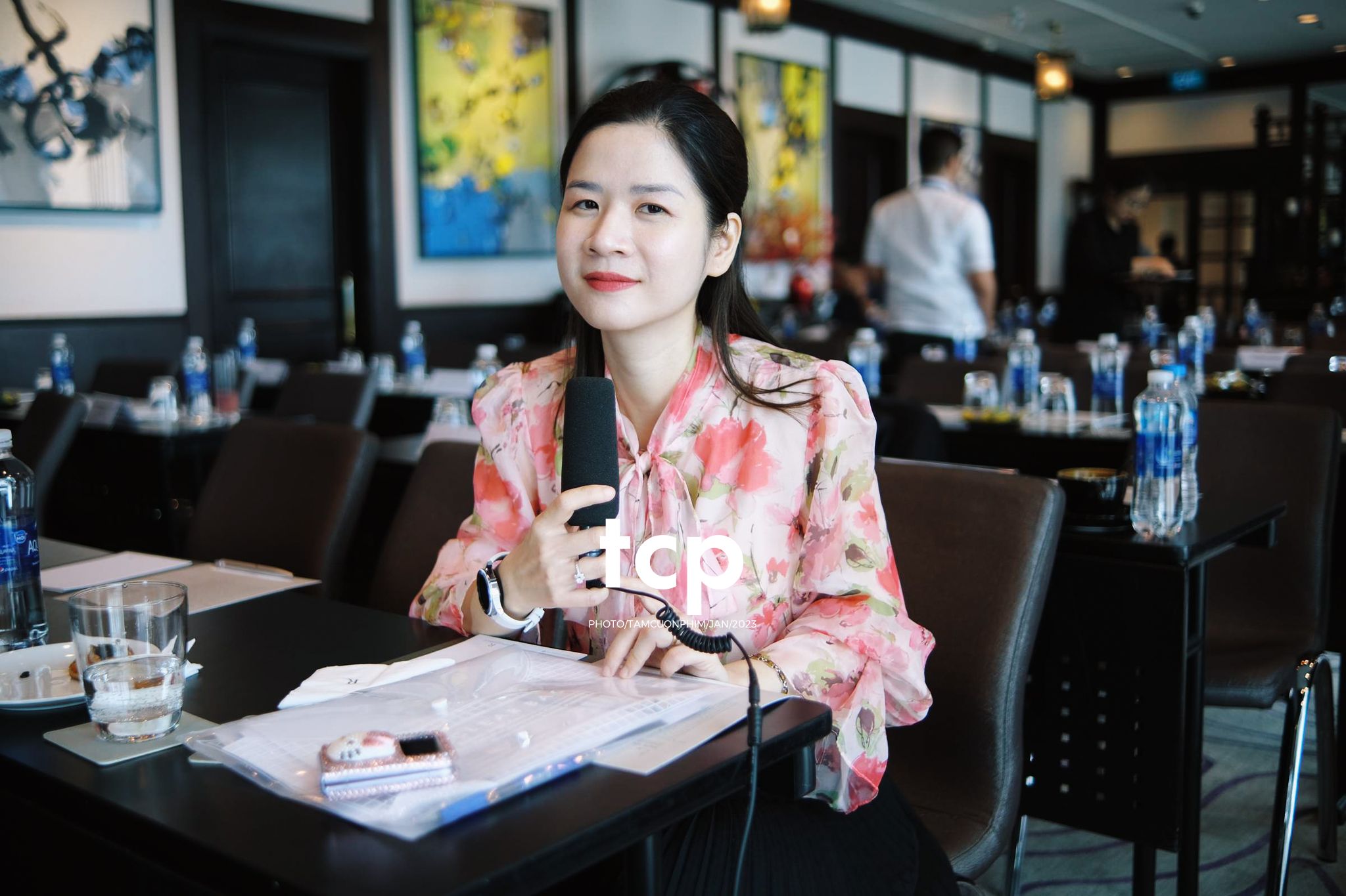 Tám Cuộn Phim - Micro còn trên tay và tiếng vỗ tay bắt đầu vang lên dồn dập