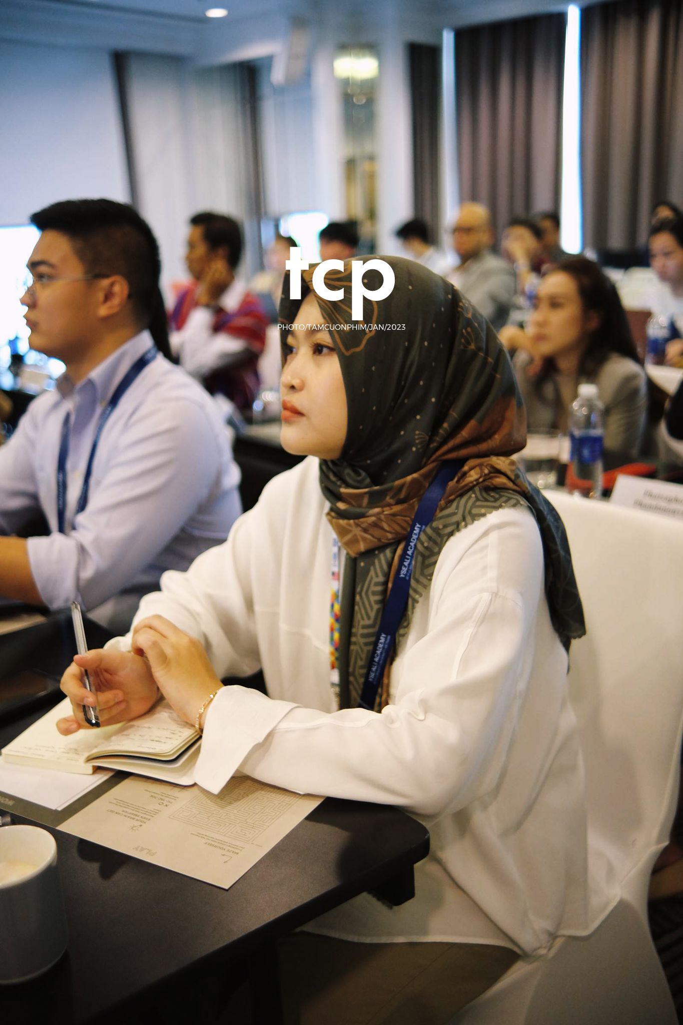 Tám Cuộn Phim - Micro còn trên tay và tiếng vỗ tay bắt đầu vang lên dồn dập