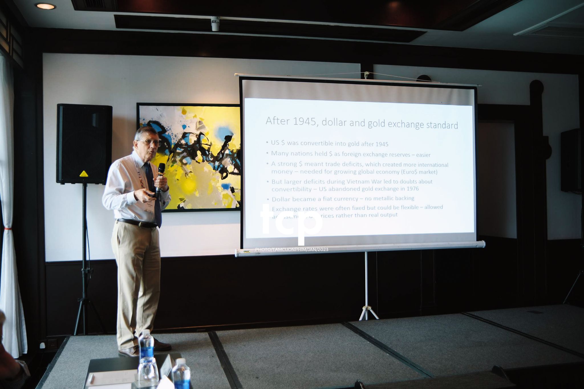 Tám Cuộn Phim - Micro còn trên tay và tiếng vỗ tay bắt đầu vang lên dồn dập