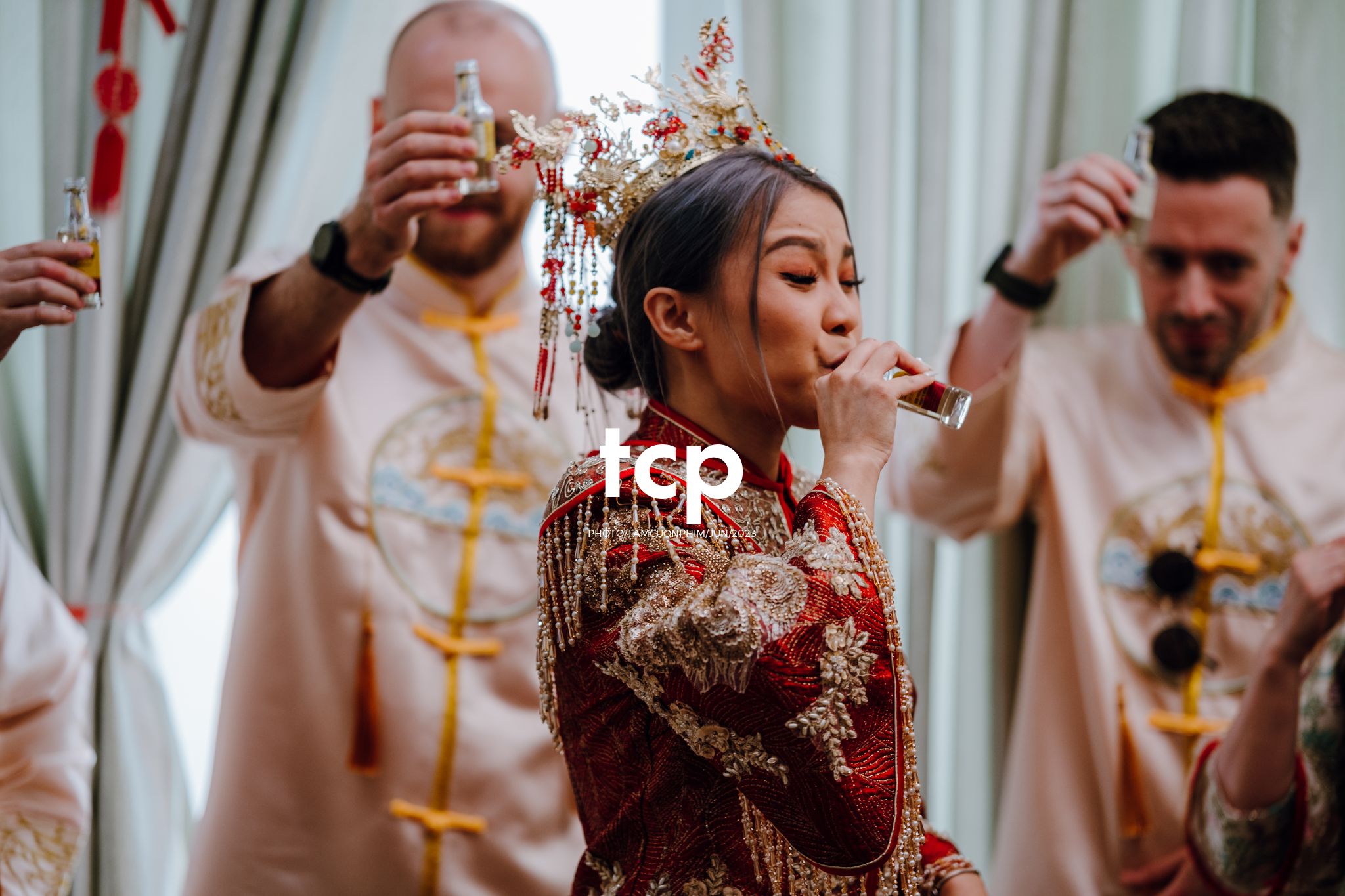 Tám Cuộn Phim - Khi tình yêu vượt biên giới khoác lên mình bộ hỷ phục cực phẩm