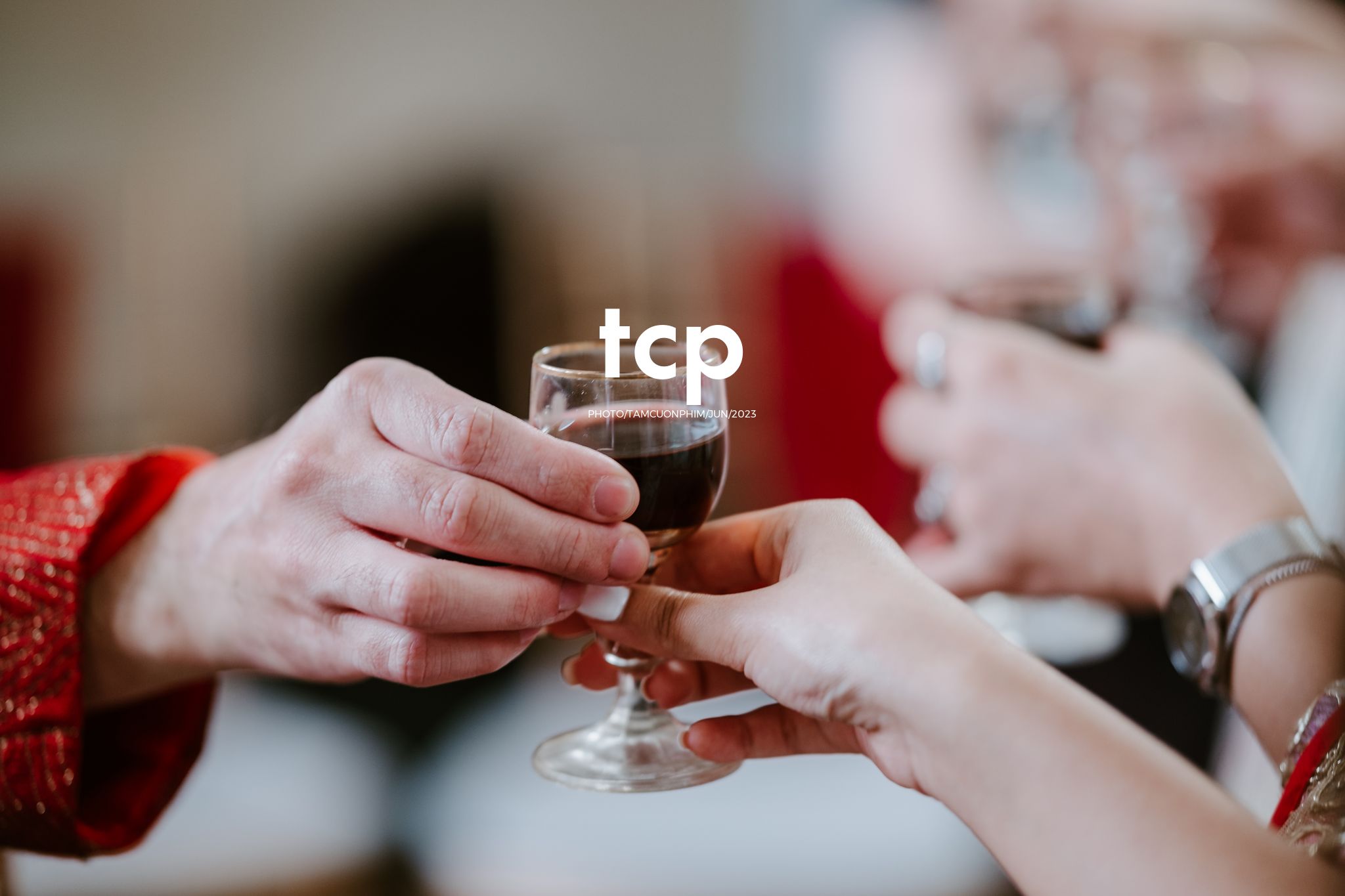 Tám Cuộn Phim - Khi tình yêu vượt biên giới khoác lên mình bộ hỷ phục cực phẩm