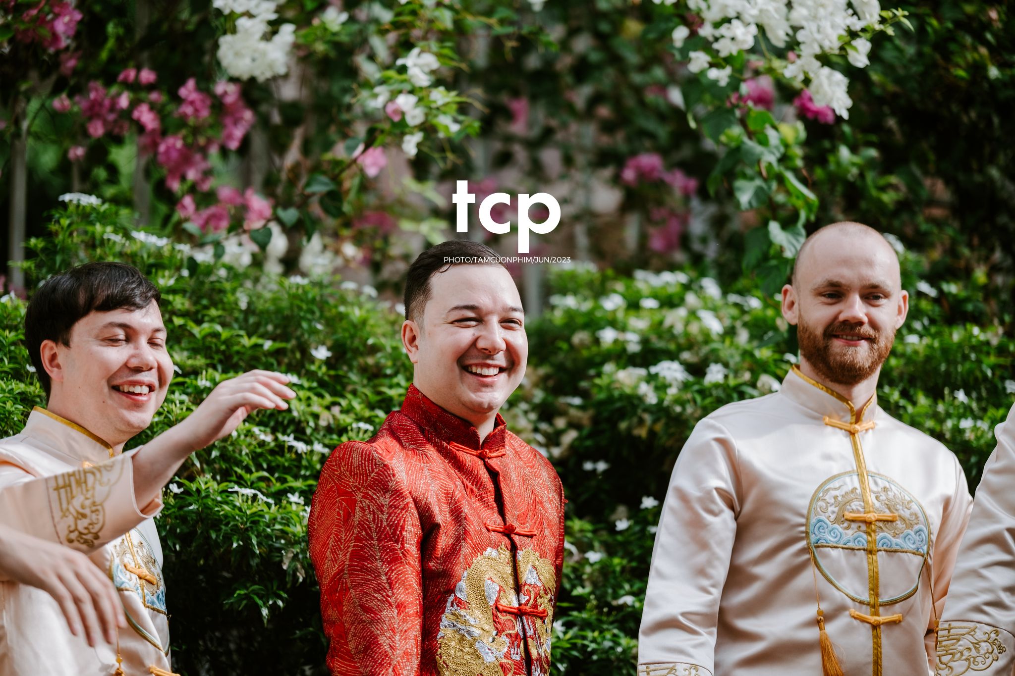 Tám Cuộn Phim - Khi tình yêu vượt biên giới khoác lên mình bộ hỷ phục cực phẩm