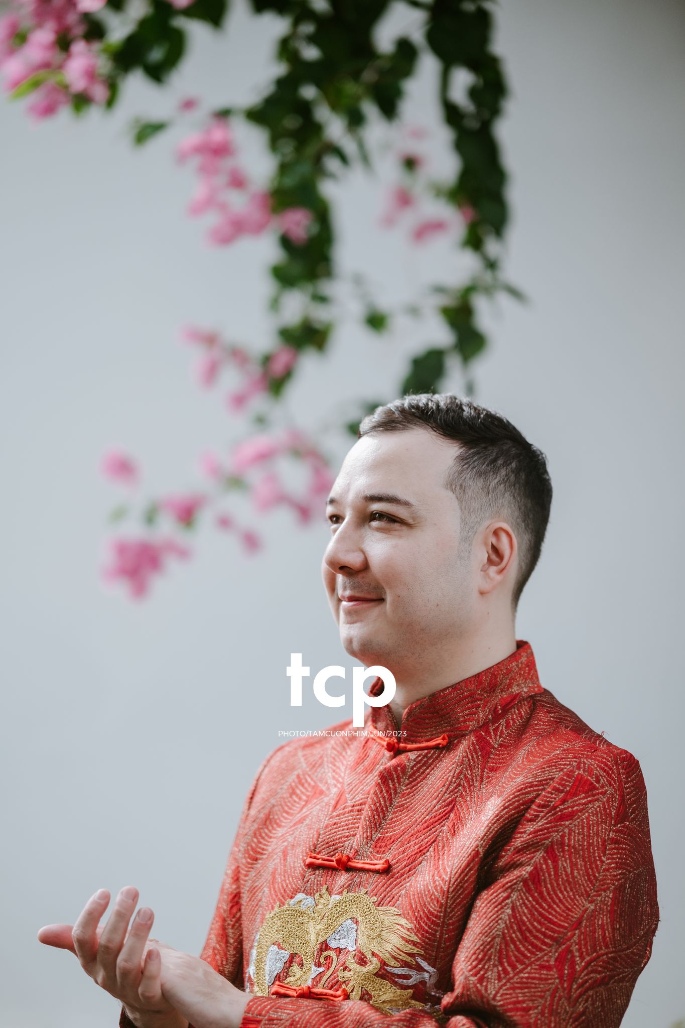 Tám Cuộn Phim - Khi tình yêu vượt biên giới khoác lên mình bộ hỷ phục cực phẩm